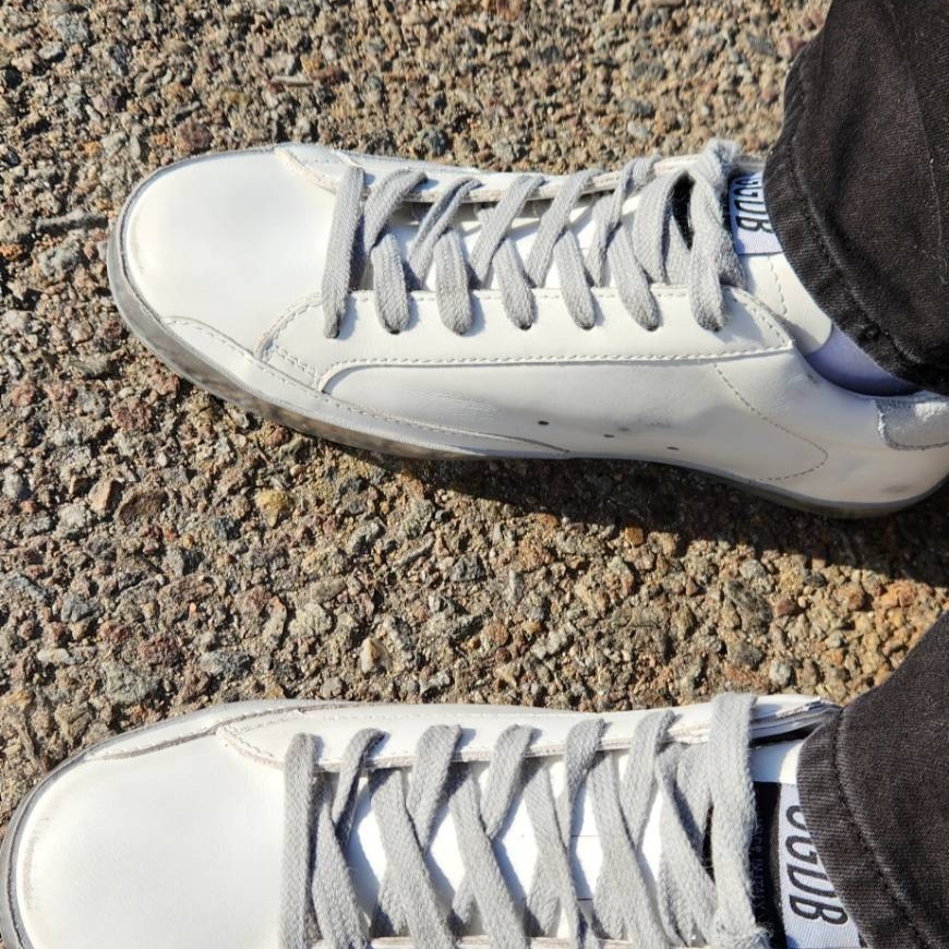 Golden Goose Superstar White Silver Heel Tab Sneakers 착용 스타일 - 1