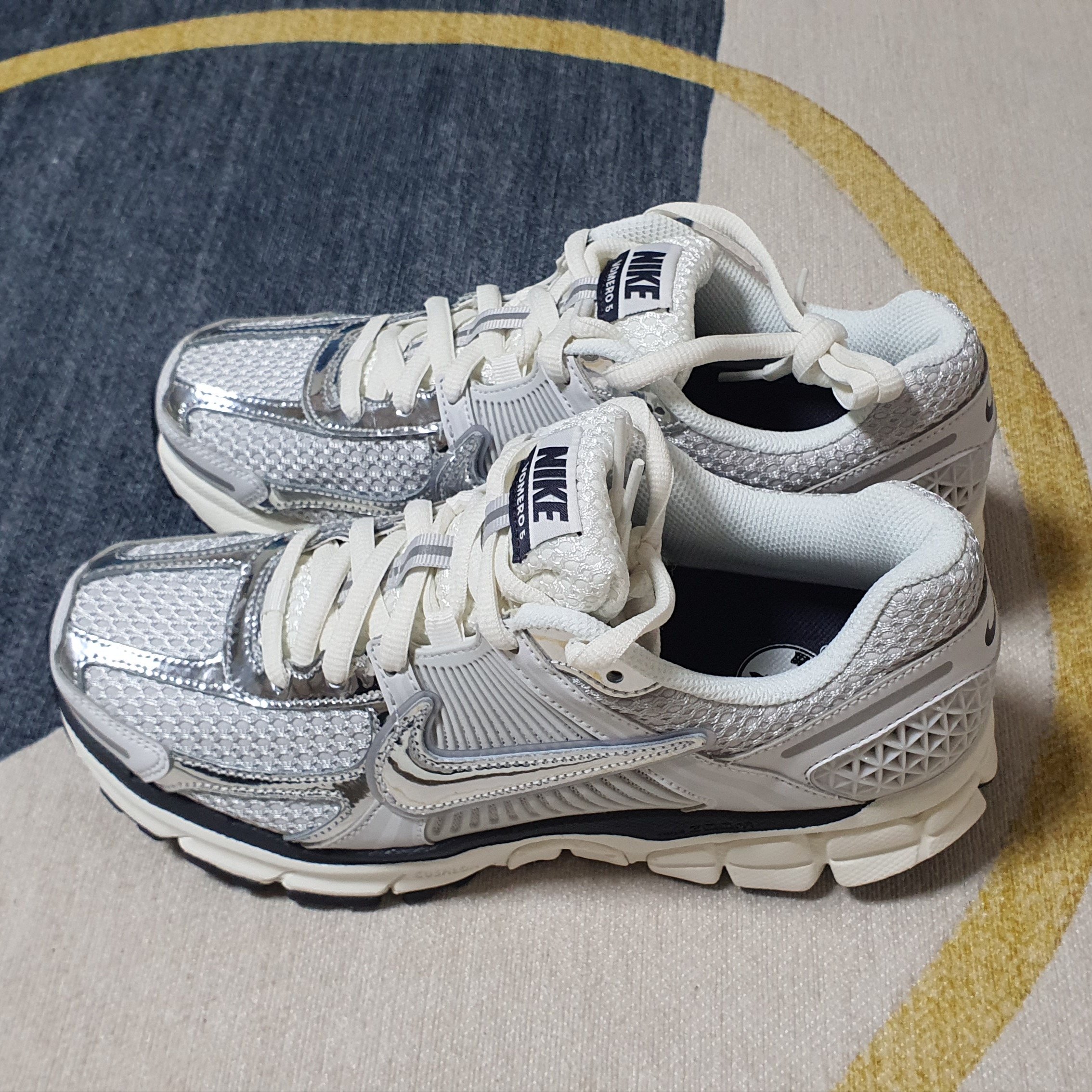 (W) Nike Zoom Vomero 5 Photon Dust and Metallic Silver 착용 스타일 - 2