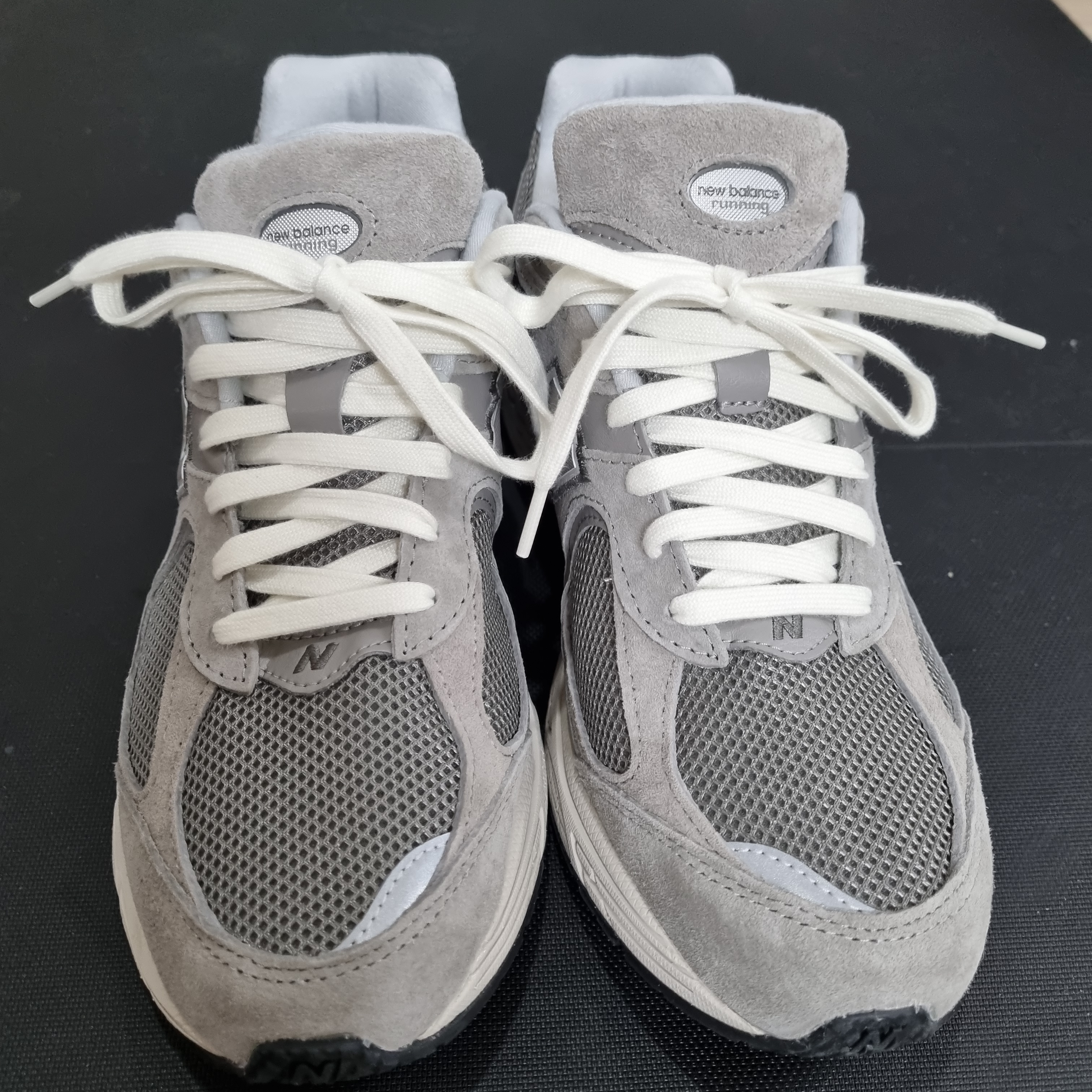 New Balance 2002R Grey 착용 스타일