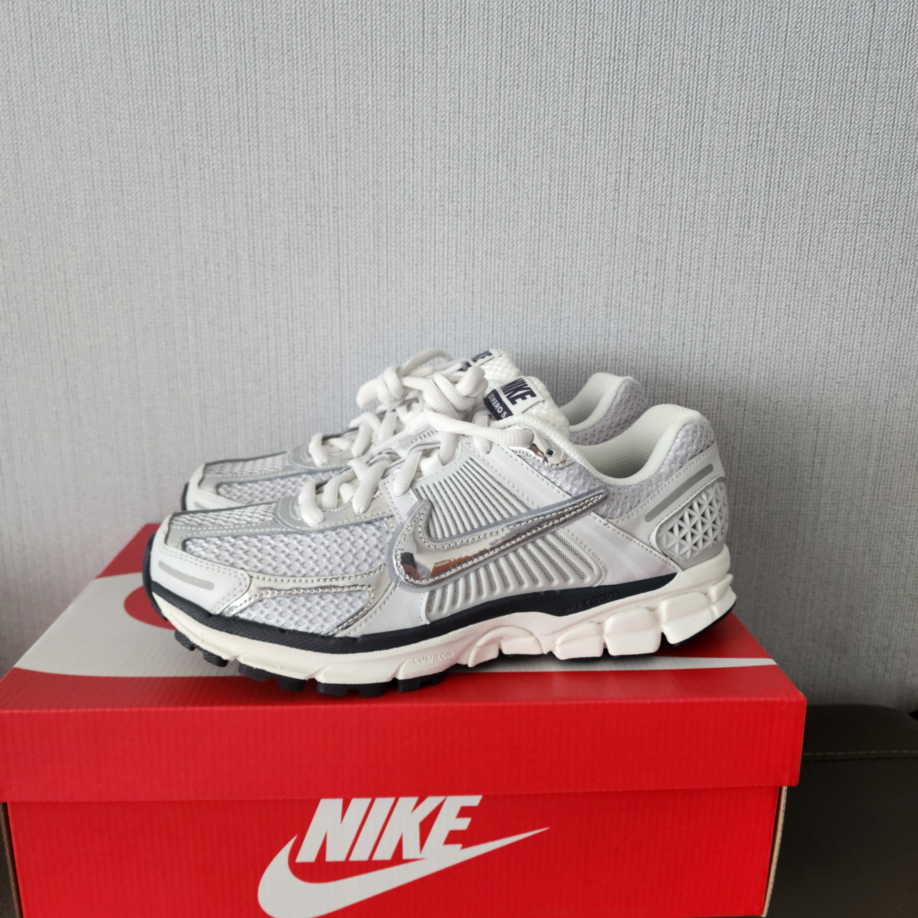 (W) Nike Zoom Vomero 5 Photon Dust and Metallic Silver 착용 스타일 - 1