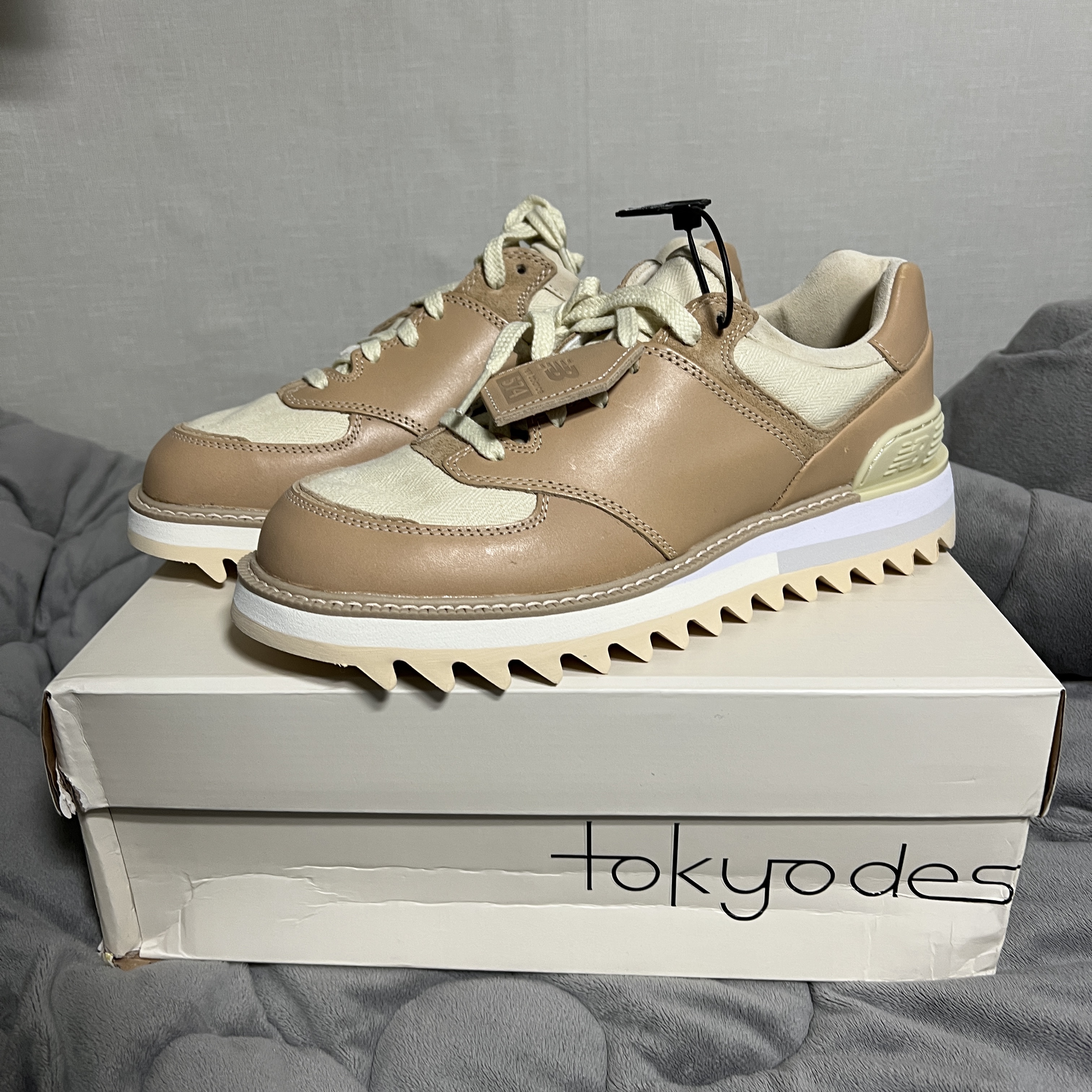 New Balance x Tokyo Design Studio 574 Vachetta Tan 착용 스타일 - 1