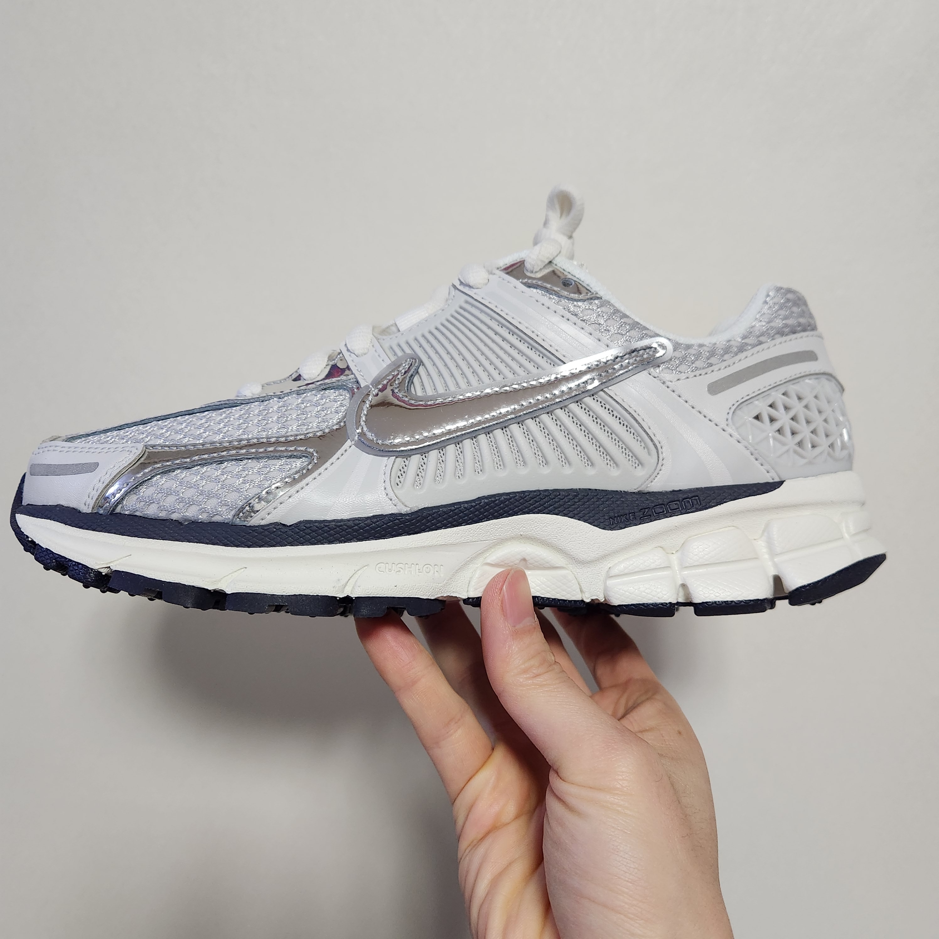 (W) Nike Zoom Vomero 5 Photon Dust and Metallic Silver 착용 스타일 - 2