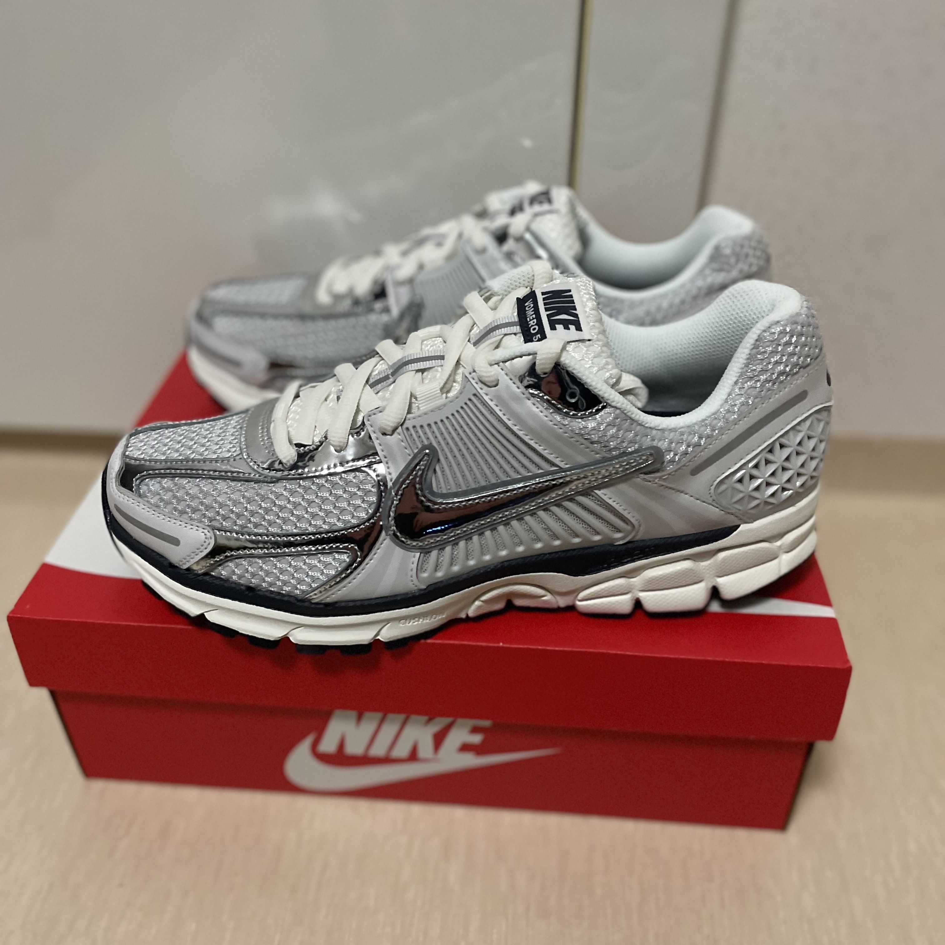 (W) Nike Zoom Vomero 5 Photon Dust and Metallic Silver 착용 스타일 - 3