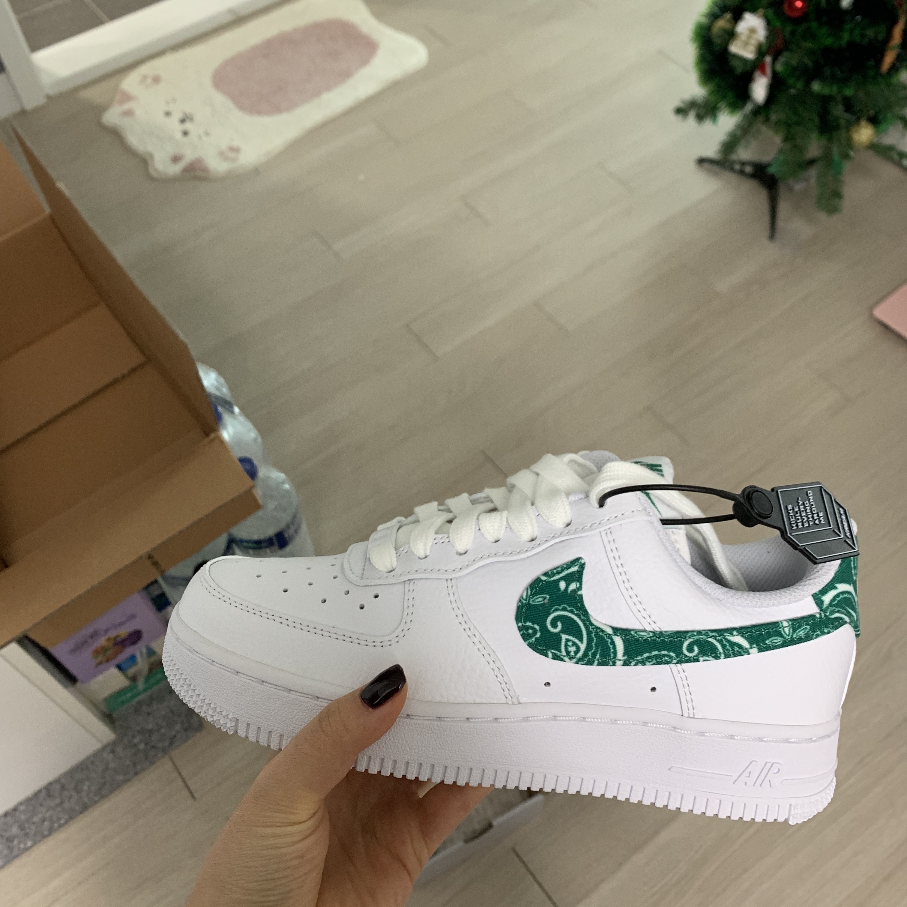 (W) Nike Air Force 1 '07 Essential Paisley Swoosh White Malachite 착용 스타일