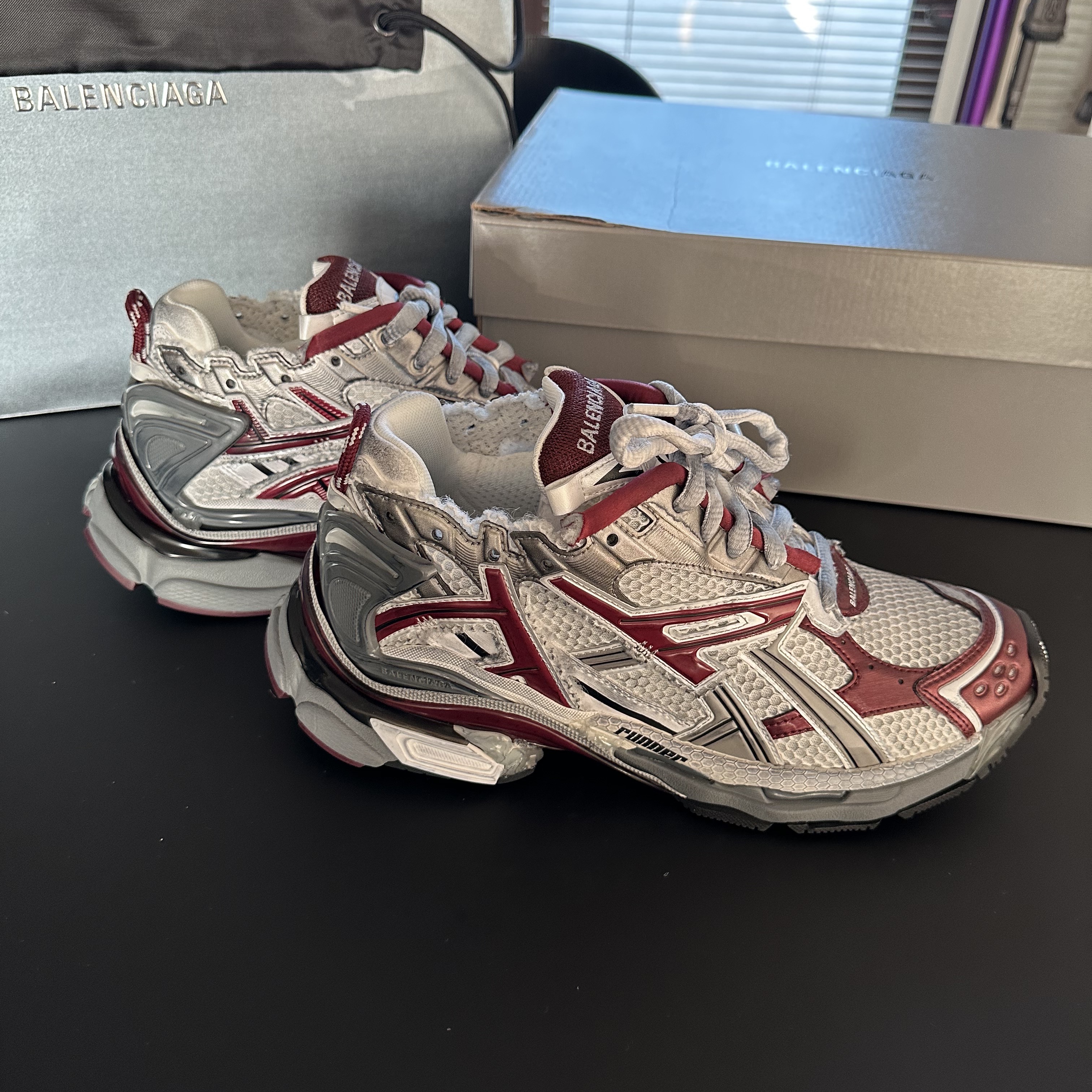 Balenciaga Runner Sneakers Grey Burgundy 착용 스타일 - 1