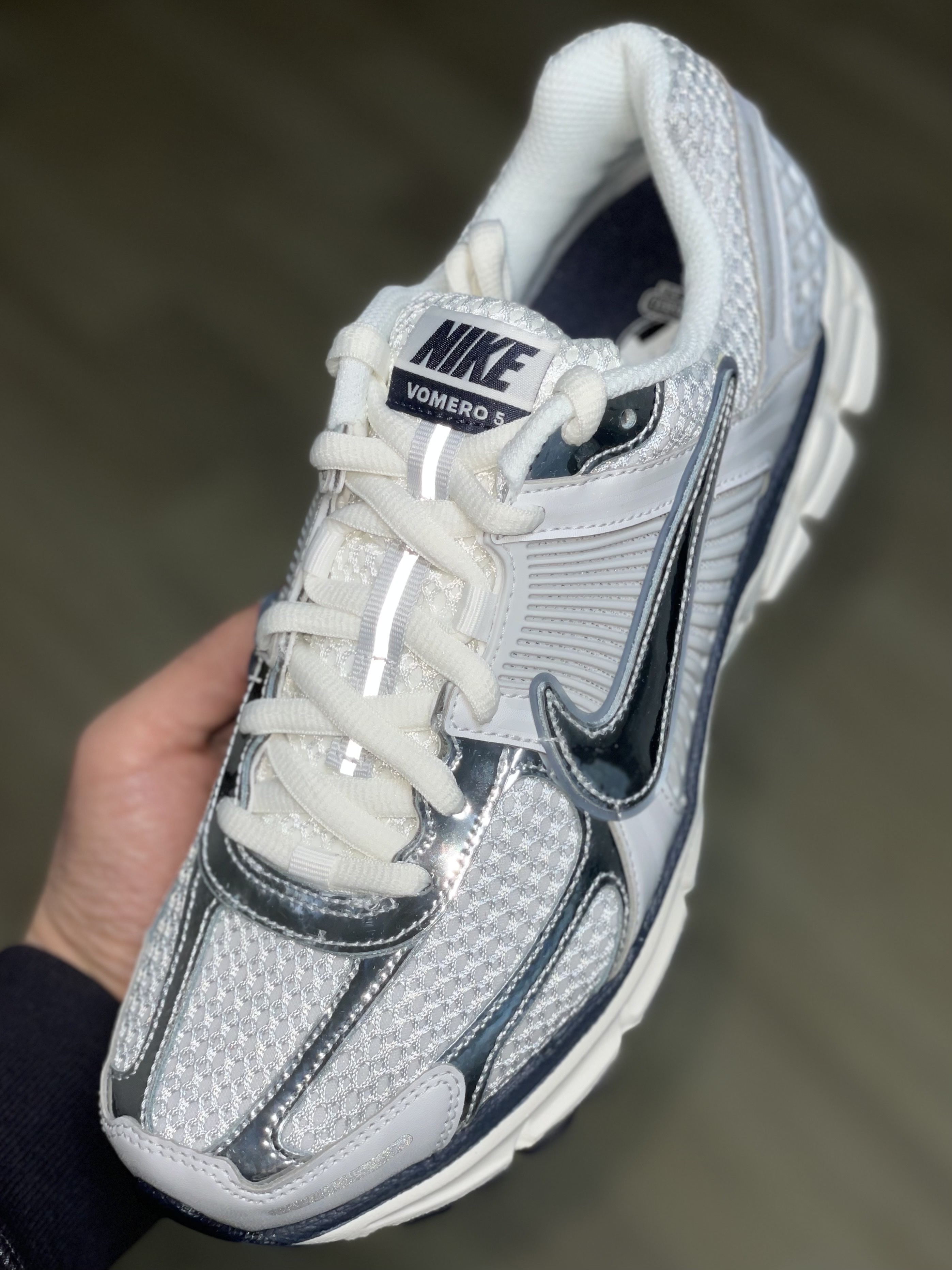 (W) Nike Zoom Vomero 5 Photon Dust and Metallic Silver 착용 스타일
