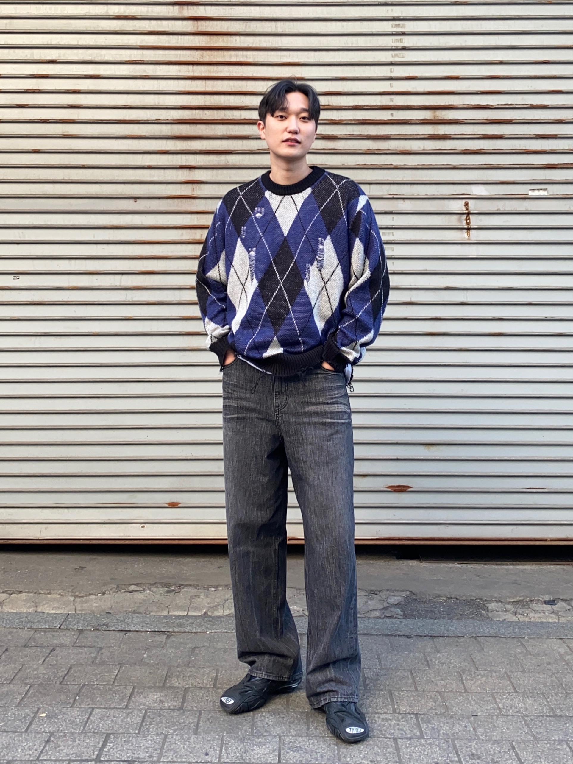 Balenciaga Tyrex Sneakers Black 착용 스타일 - 1