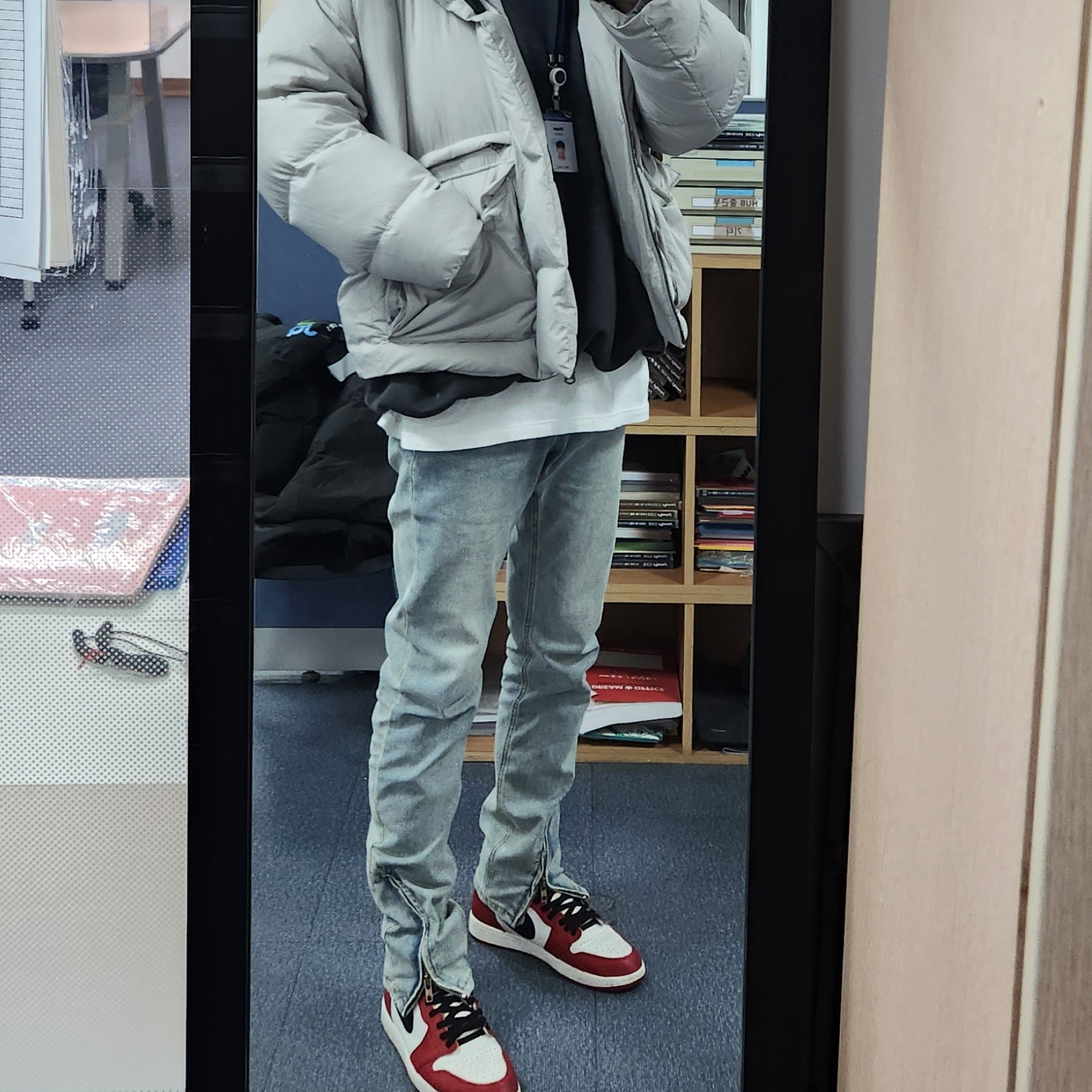 Yeezy Gap Engineered By Balenciaga Dove Hoodie Black, Jordan 1 Retro High OG Chicago 2022 착용 스타일