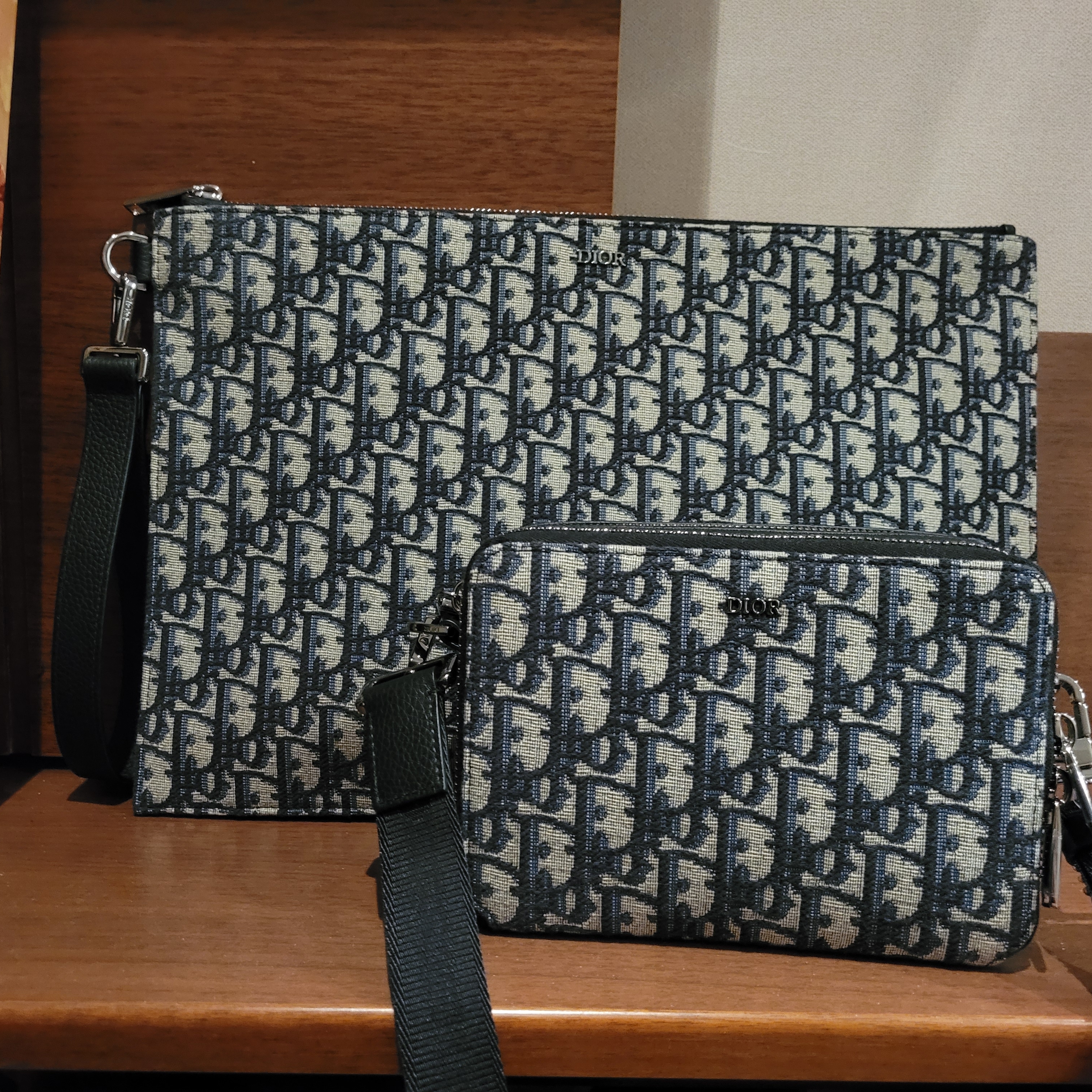 Dior Shoulder Strap Pouch Beige & Black Dior Oblique Jacquard, Dior A4 Pouch Beige & Black Dior Oblique Jacquard 착용 스타일