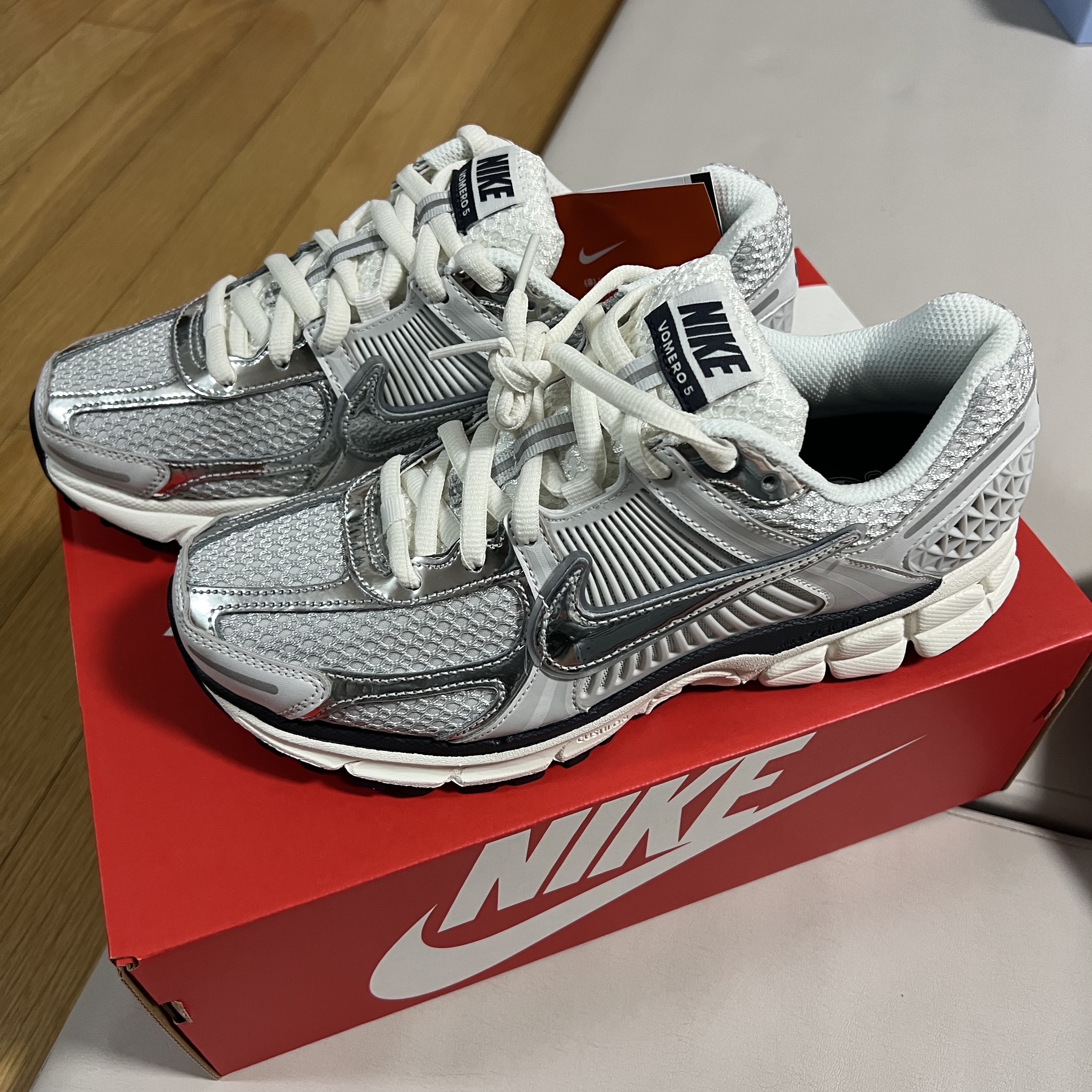 (W) Nike Zoom Vomero 5 Photon Dust and Metallic Silver, Nike Zoom Vomero 5 PRM Light Iron Ore and Flat Fewter 착용 스타일 - 1