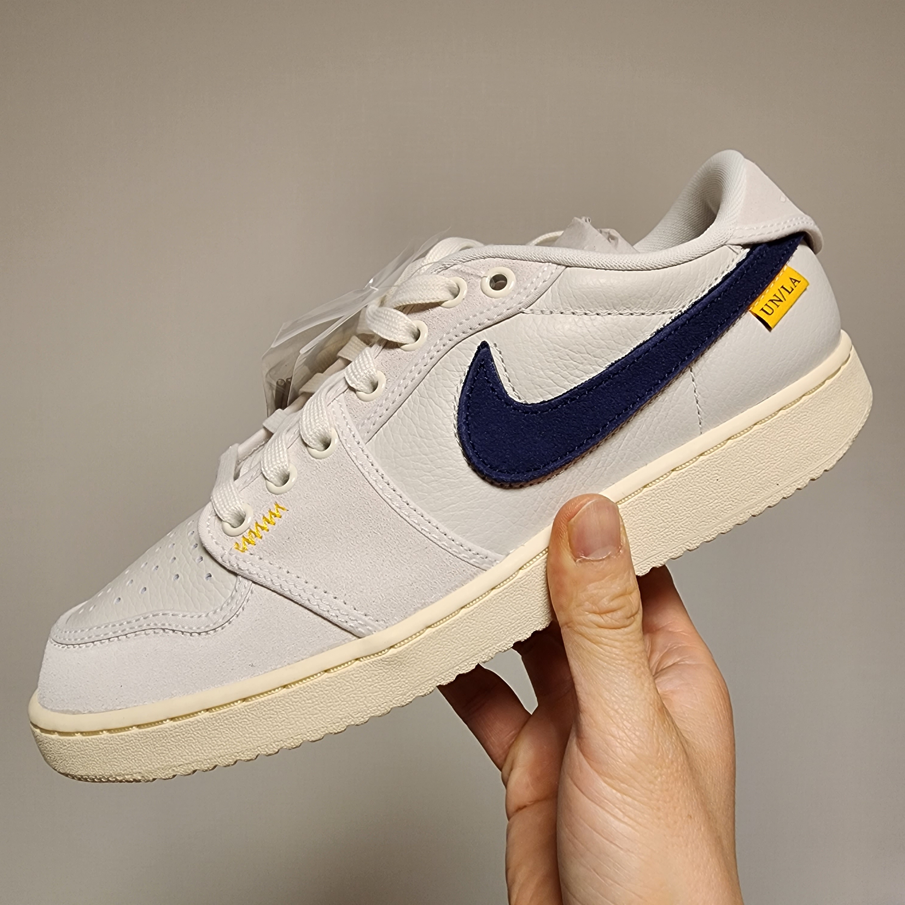 Jordan 1 x Union KO Low Sail Neutral Grey 착용 스타일 - 1