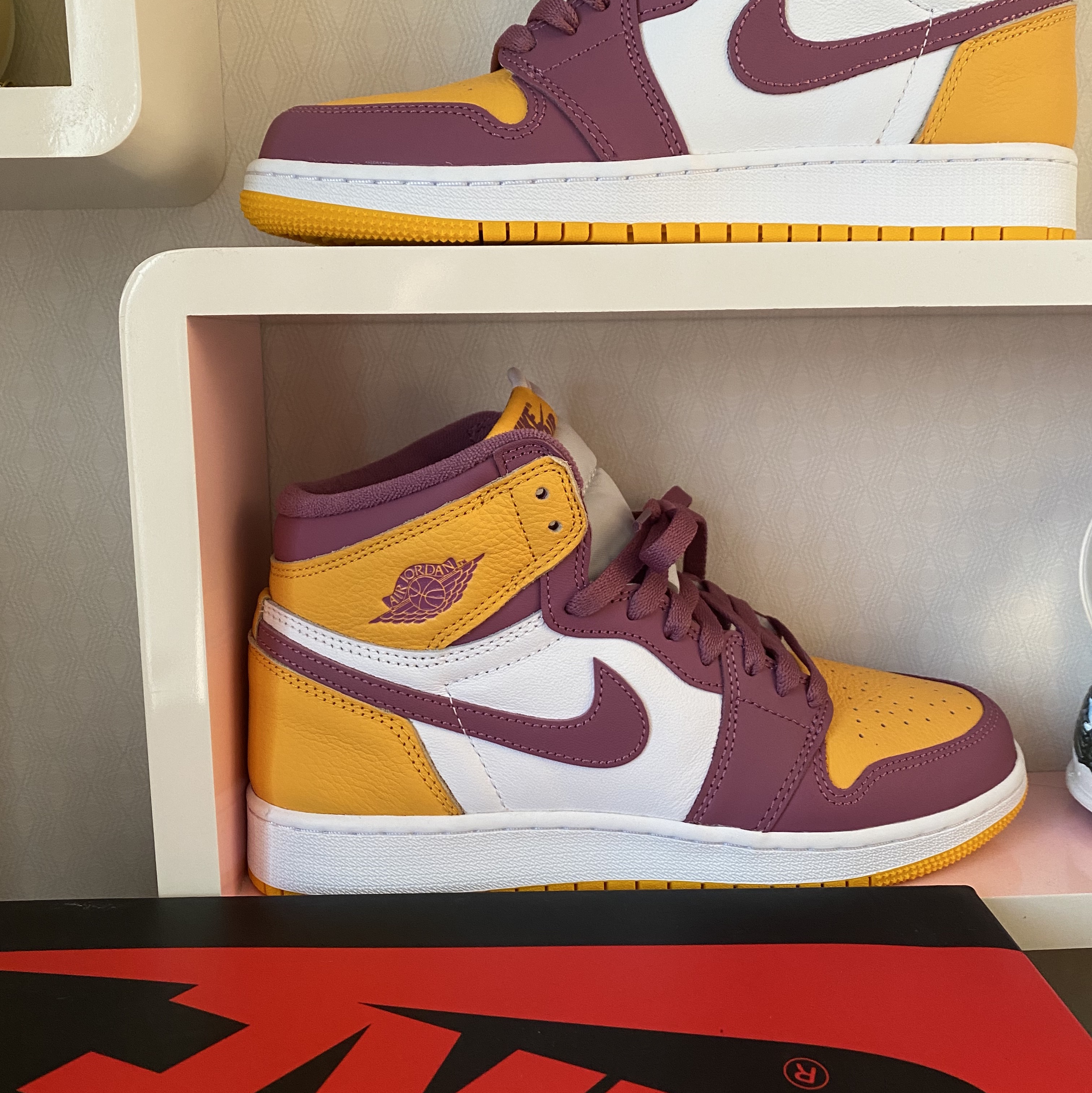 (GS) Jordan 1 Retro High OG University Gold Light Bordeaux 착용 스타일 - 2