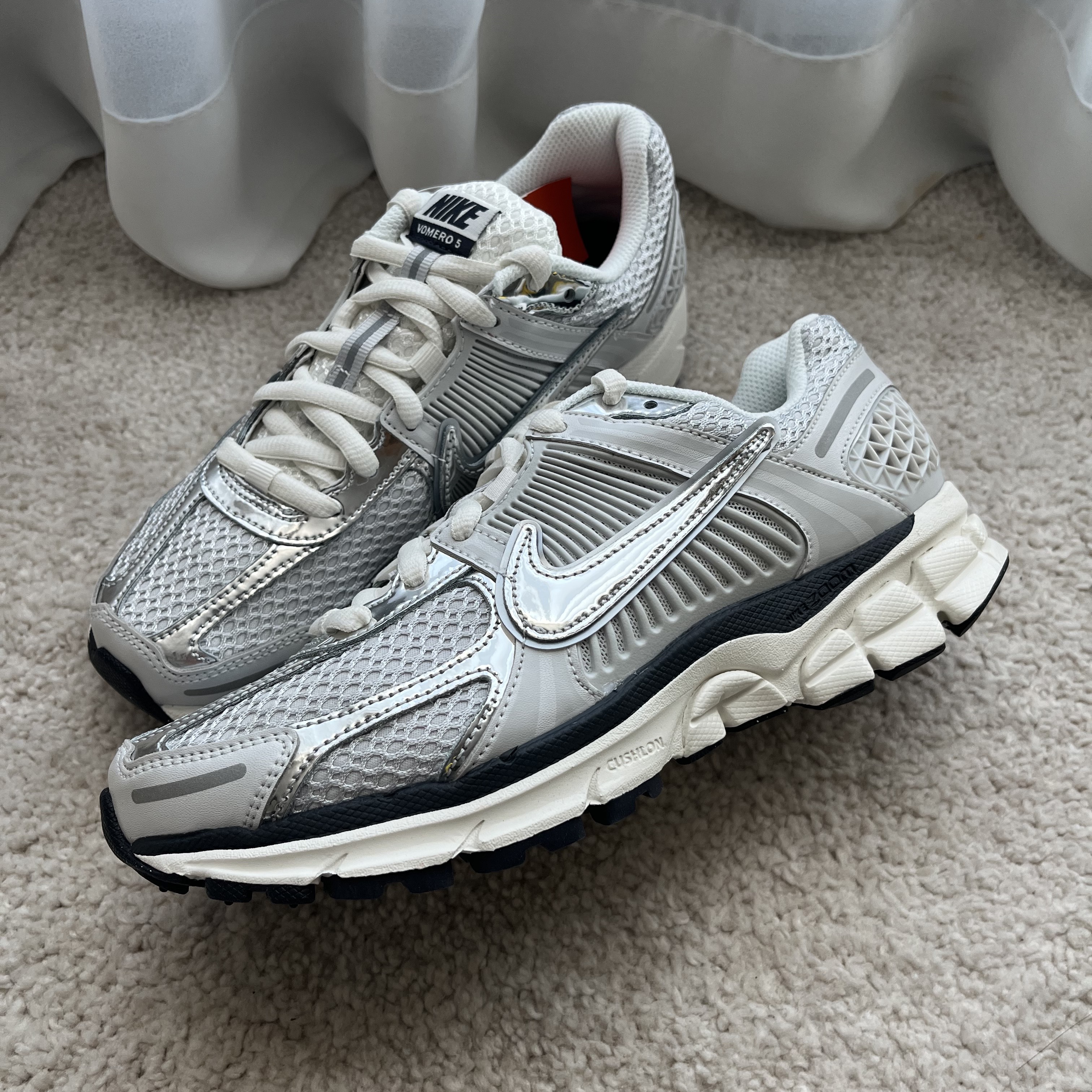 (W) Nike Zoom Vomero 5 Photon Dust and Metallic Silver 착용 스타일 - 3