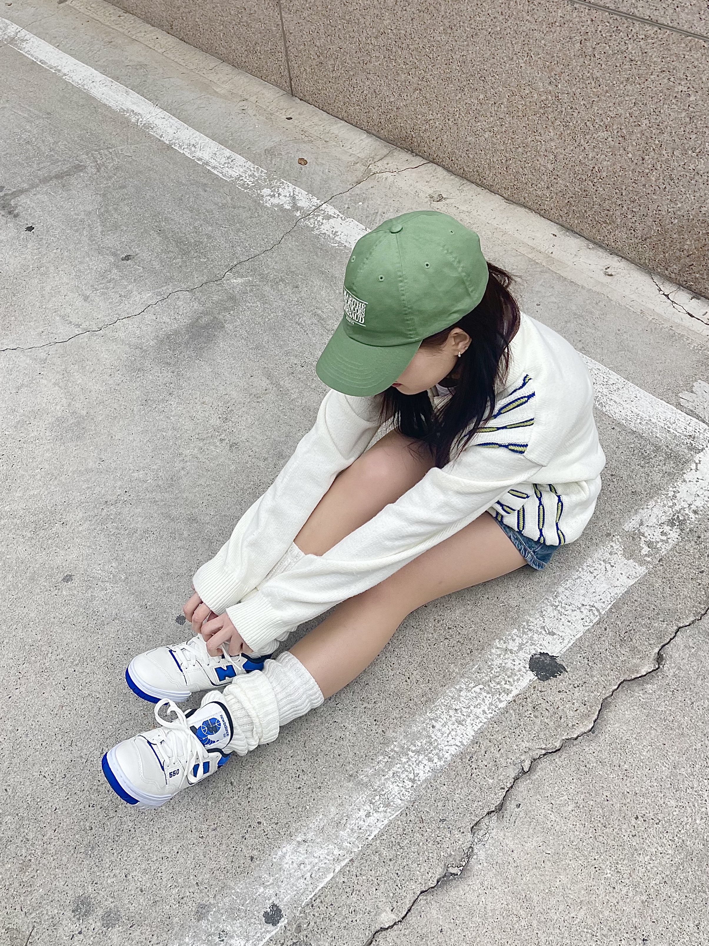 New Balance 550 Sea Salt Team Royal - D Standard 착용 스타일 - 2