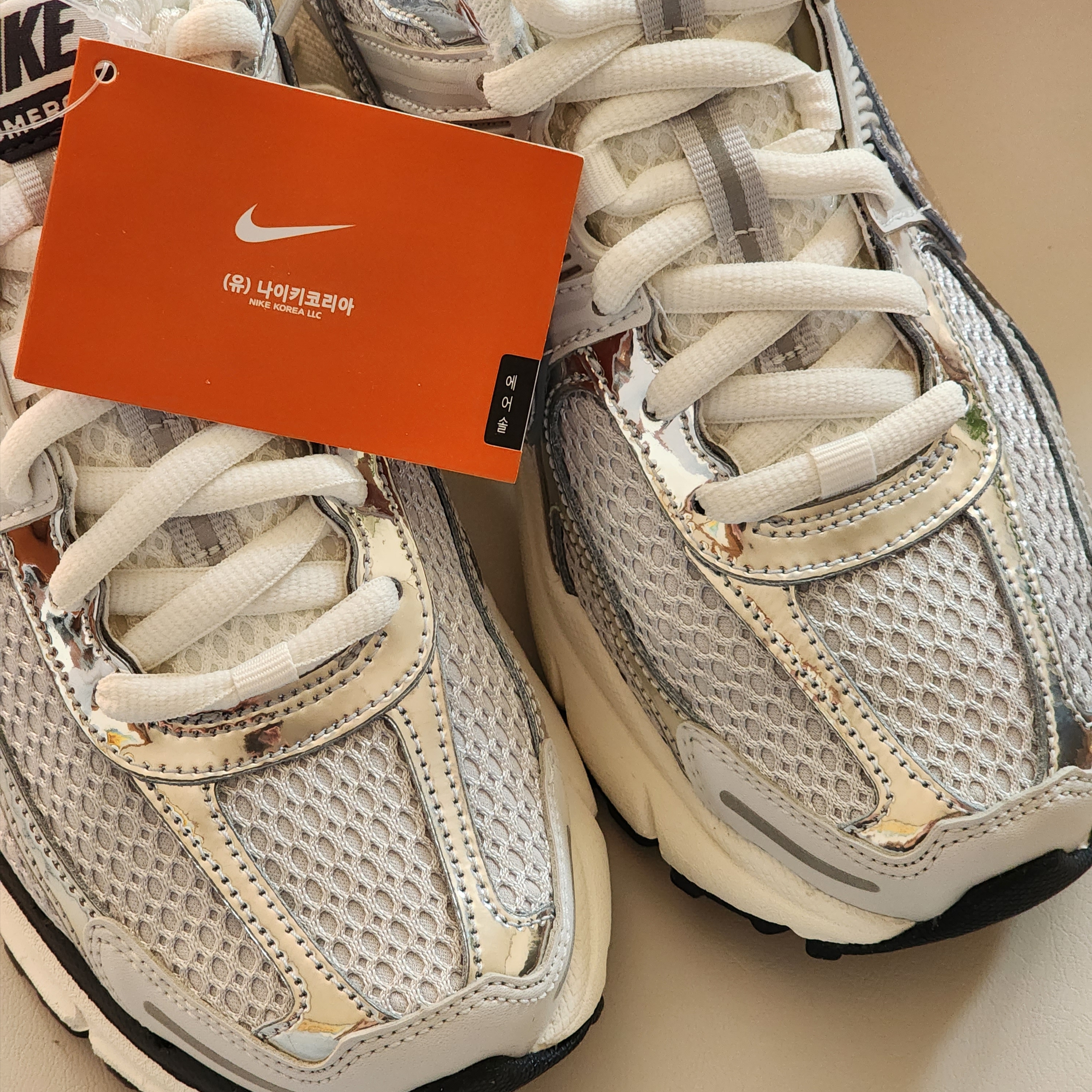 (W) Nike Zoom Vomero 5 Photon Dust and Metallic Silver 착용 스타일 - 2