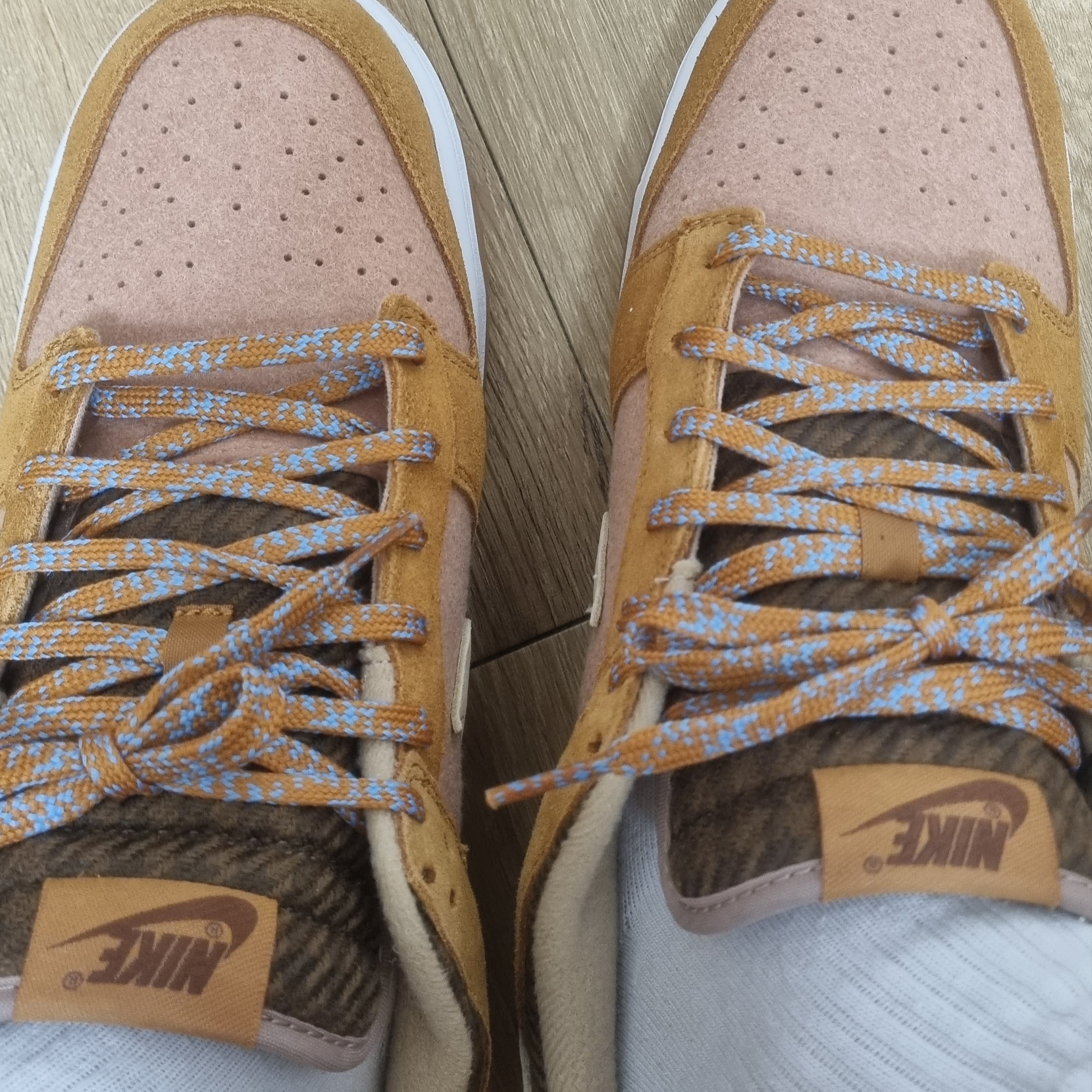 Nike Dunk Low SE Praline Desert Ochre 착용 스타일 - 2