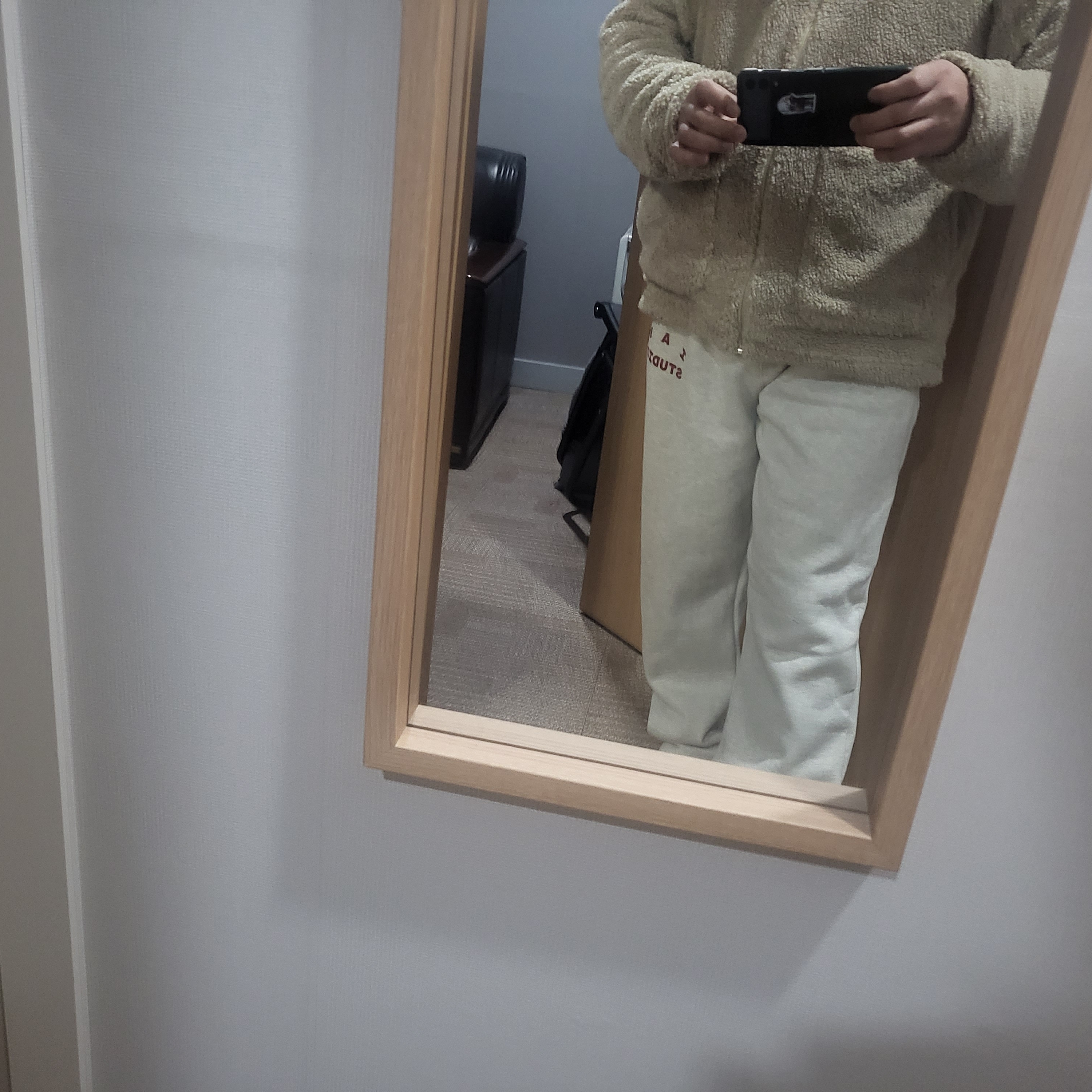 IAB Studio Sweatpants Oatmeal Burgundy - 23SS 착용 스타일 - 1