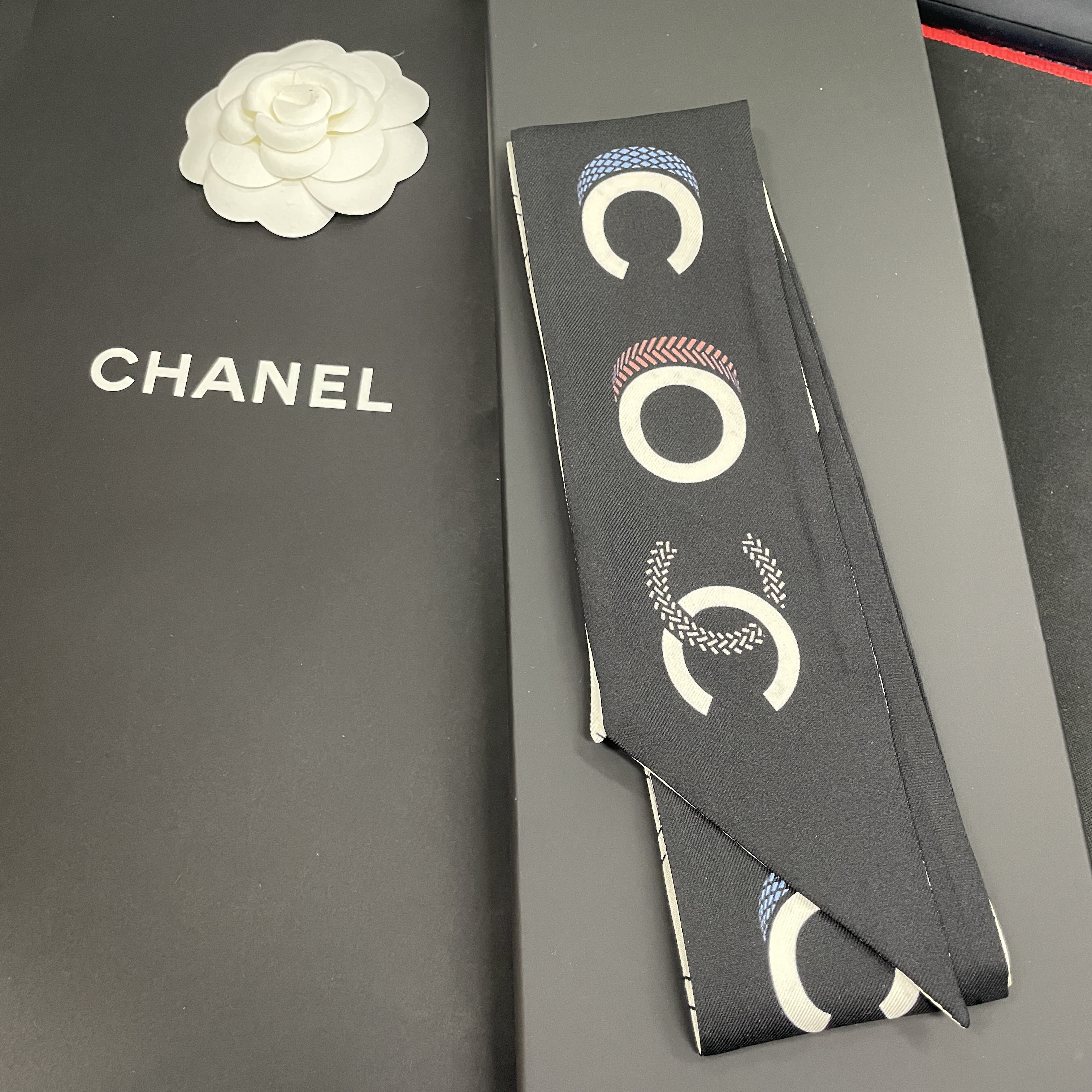 (W) Chanel Slim Bandeau Silk Twill & Black Ecru 착용 스타일
