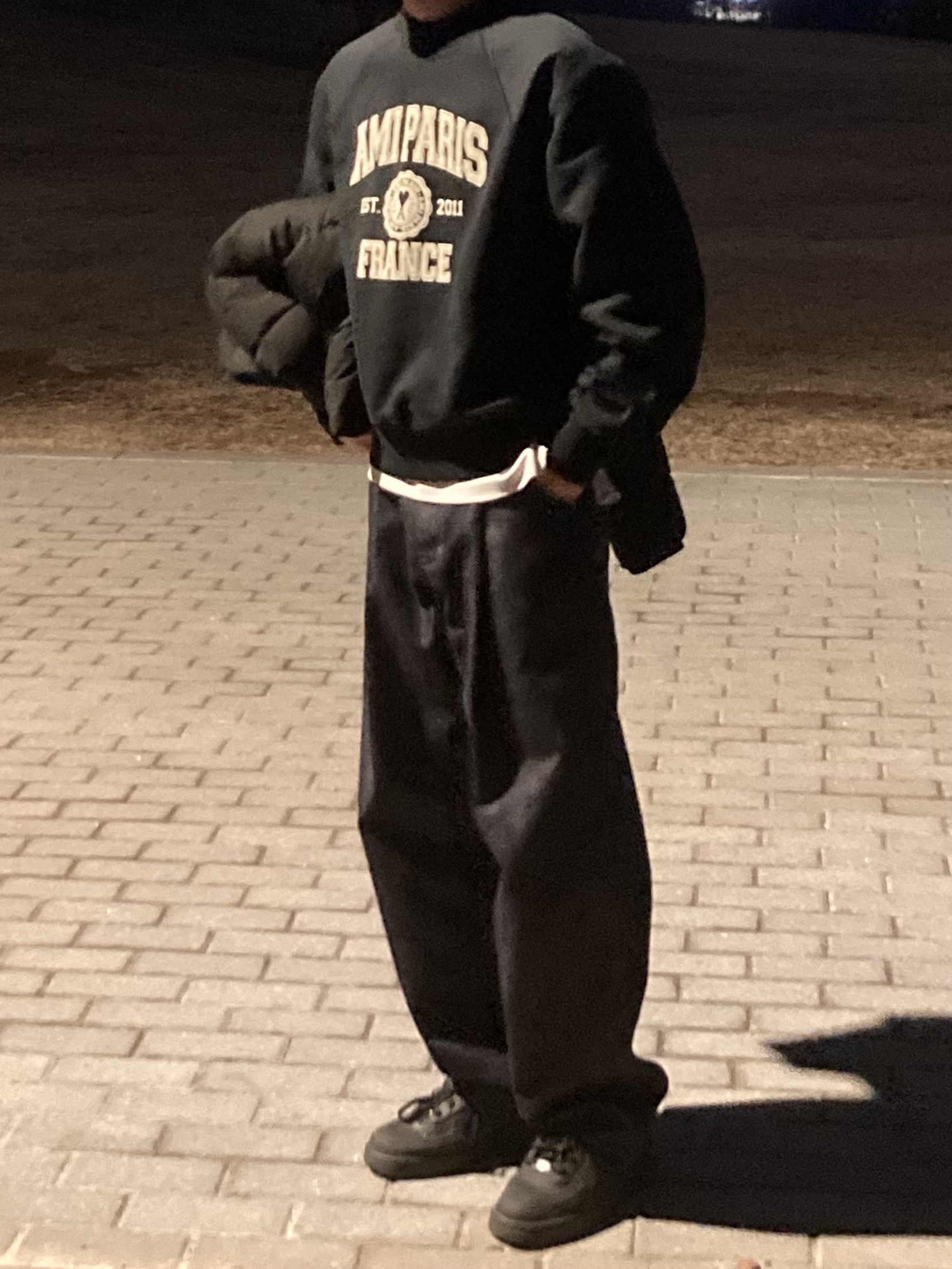 AMI Paris France Sweatshirt Black, Nike Air Force 1 '07 Low Triple Black 착용 스타일