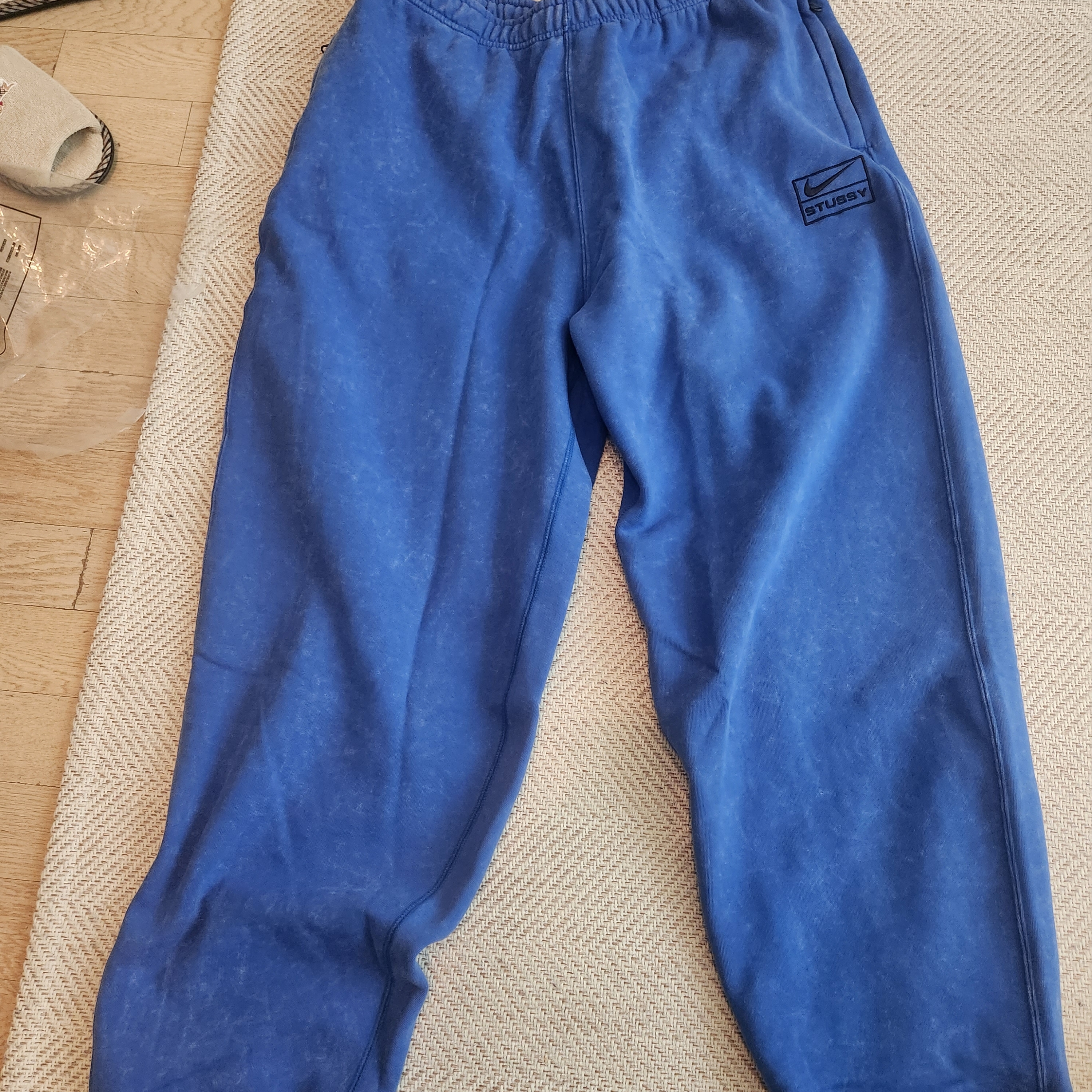 Nike x Stussy NRG Acid Washed Fleece Pants Game Royal (DR4025-480), Nike x Stussy NRG Washed Fleece Pants Black (DO5296-010) 착용 스타일 - 1