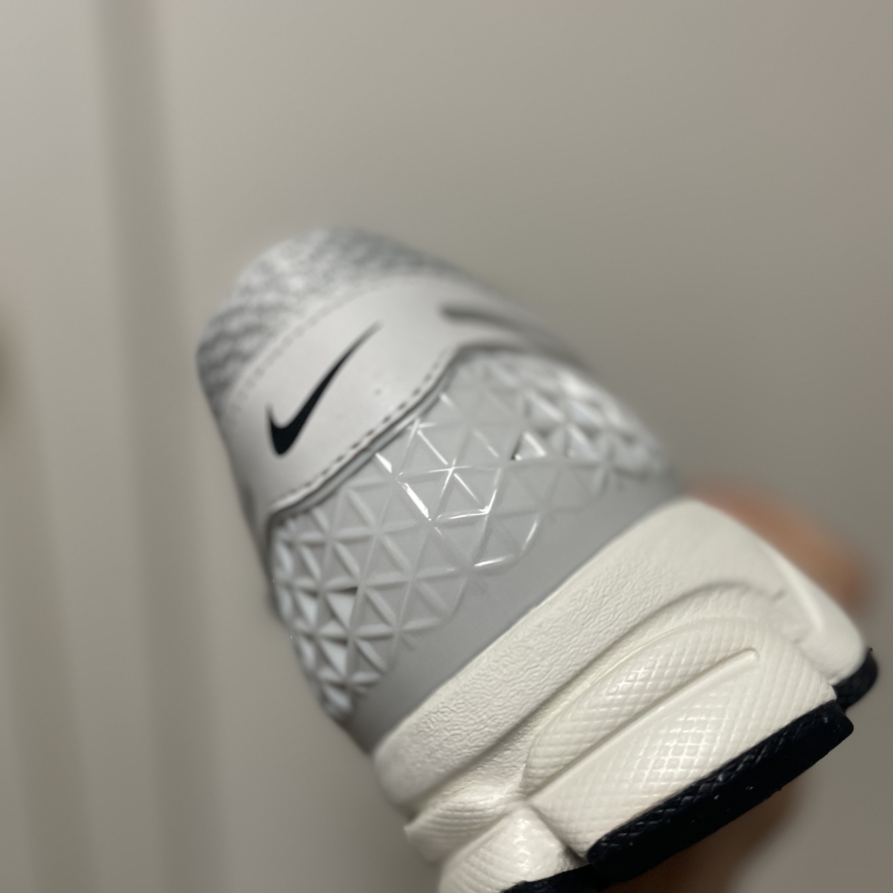 (W) Nike Zoom Vomero 5 Photon Dust and Metallic Silver 착용 스타일 - 2