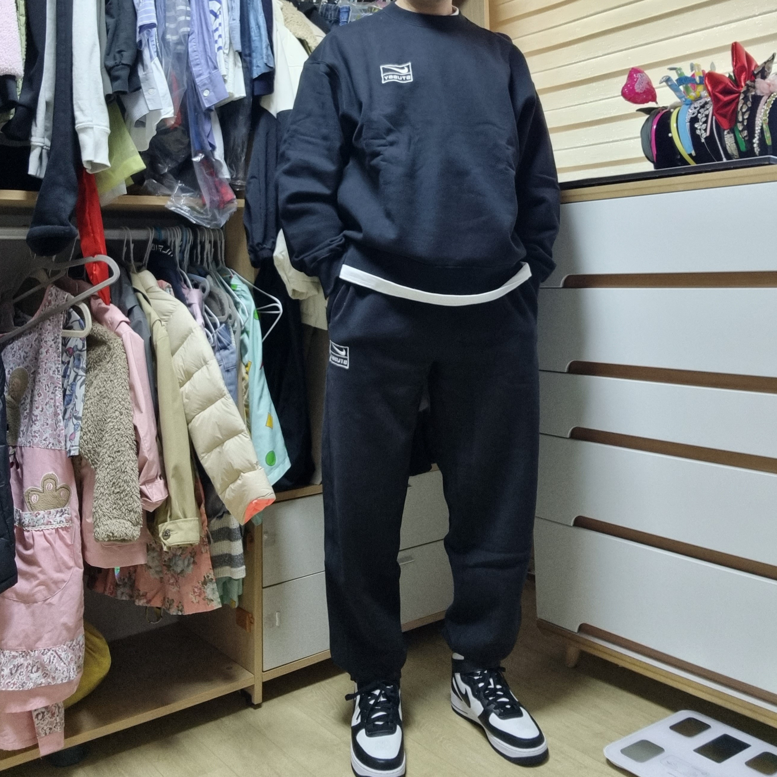 Nike x Stussy NRG Washed Fleece Crewneck Black (DO5310-010), Nike x Stussy Air Force 1 '07 Mid SP Black and Light Bone 착용 스타일 - 2