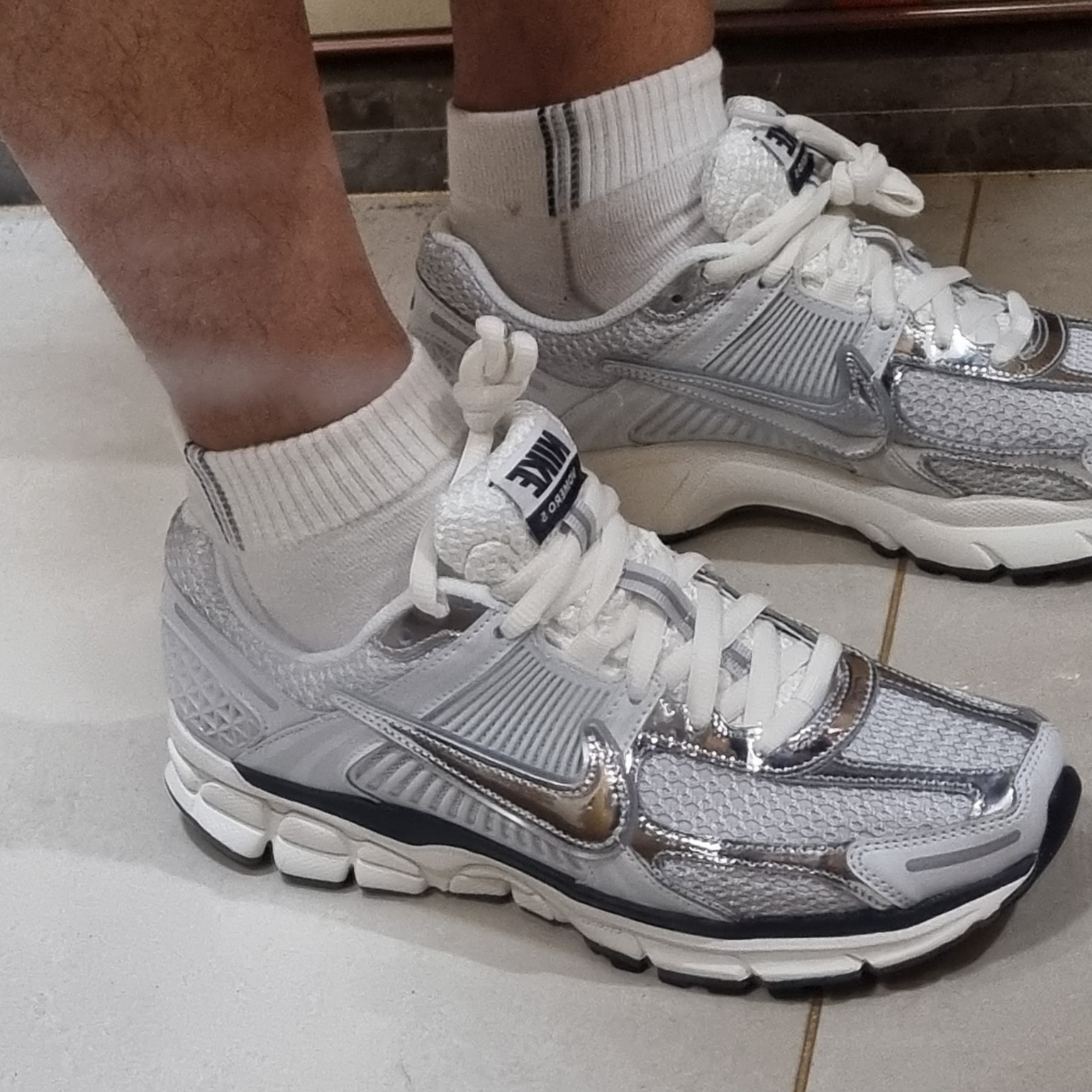 (W) Nike Zoom Vomero 5 Photon Dust and Metallic Silver 착용 스타일 - 4