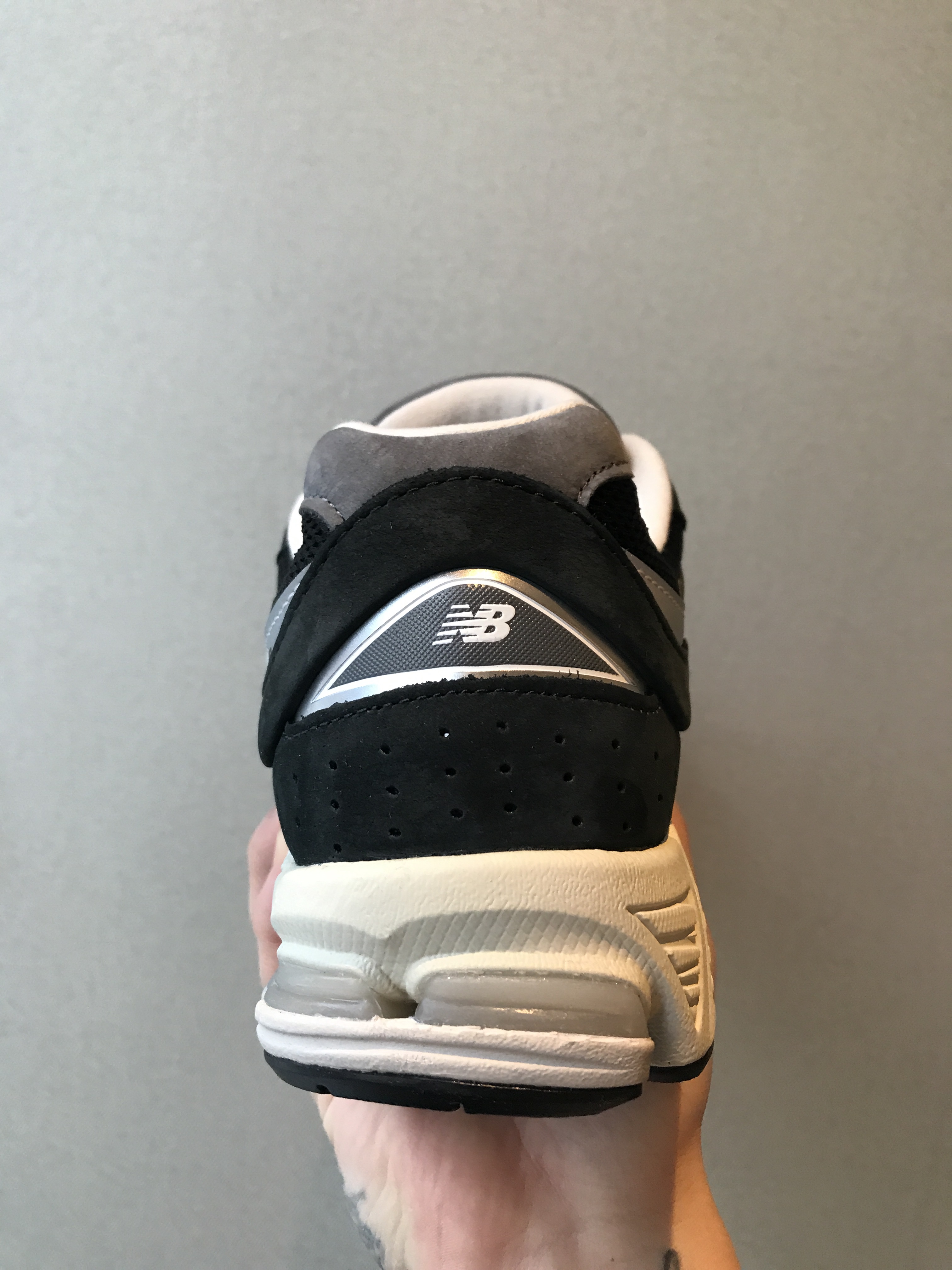 New Balance 2002R Premium Vintage Black 착용 스타일 - 3