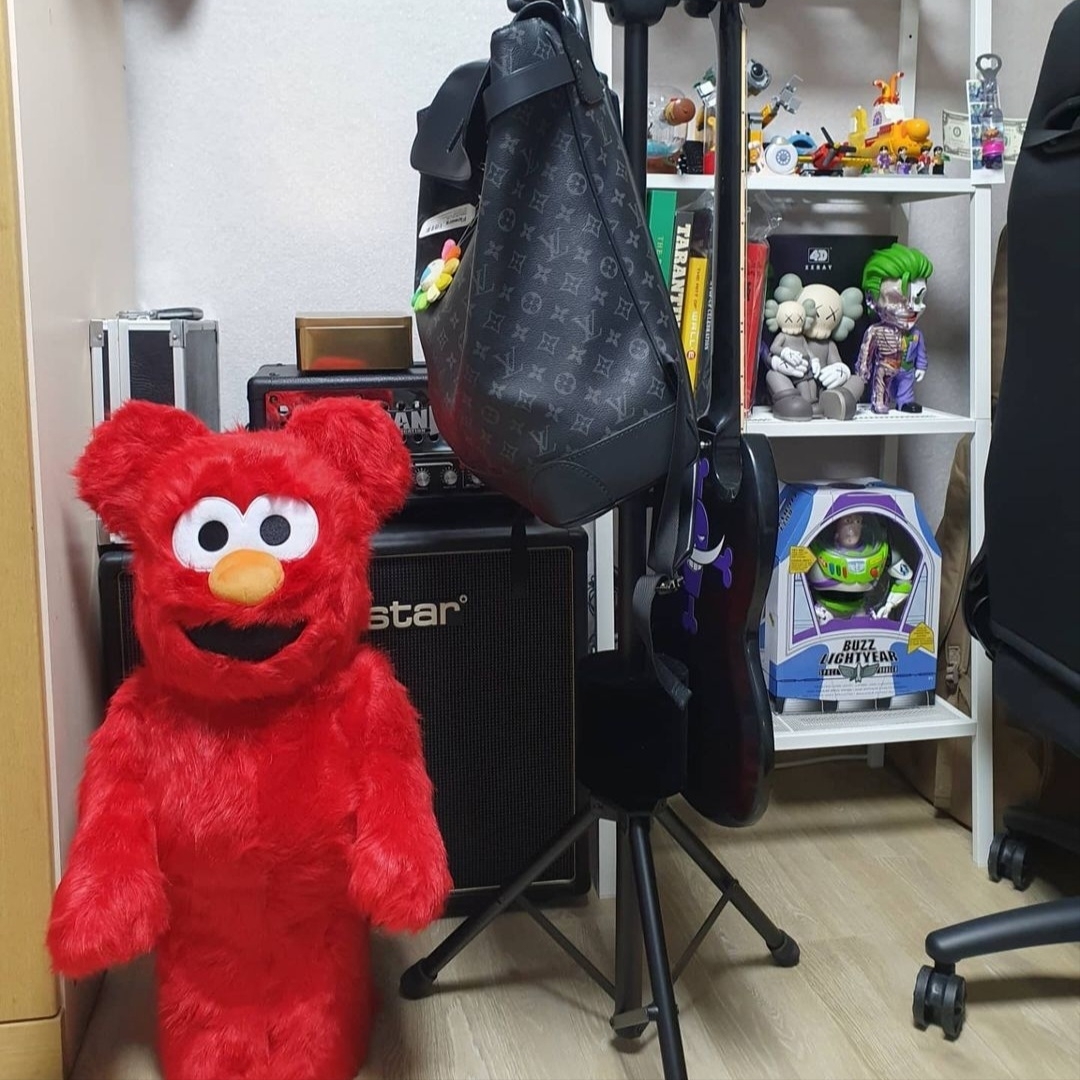 Bearbrick Sesame Street Elmo Costume Ver. 2 1000% 착용 스타일