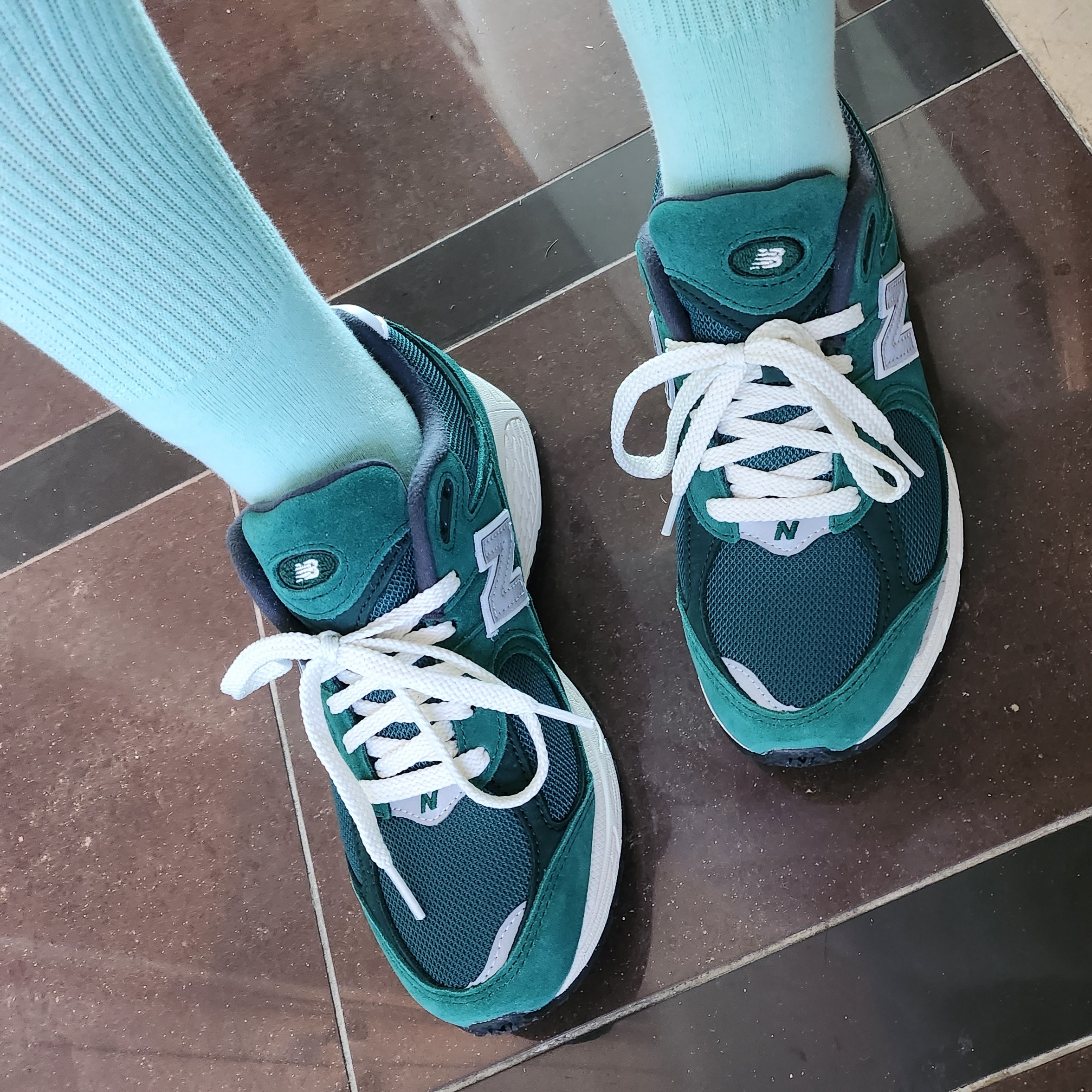 New Balance 2002R Nightwatch Green 착용 스타일 - 2
