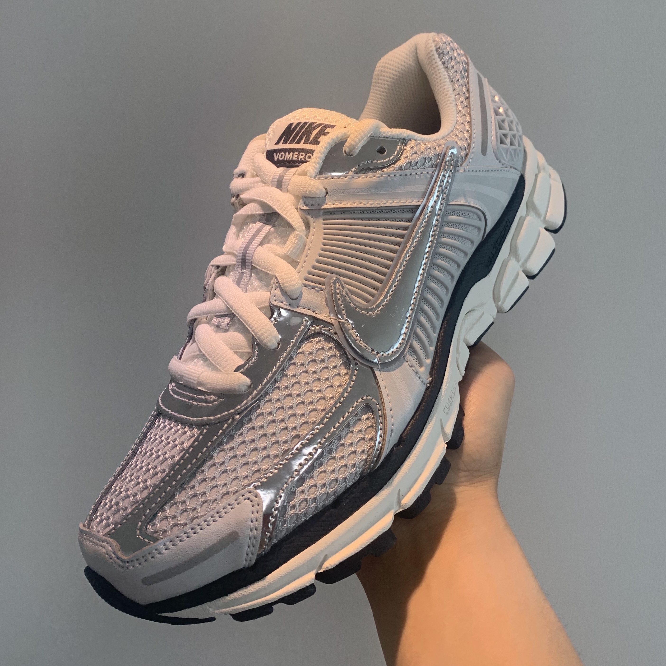 (W) Nike Zoom Vomero 5 Photon Dust and Metallic Silver 착용 스타일