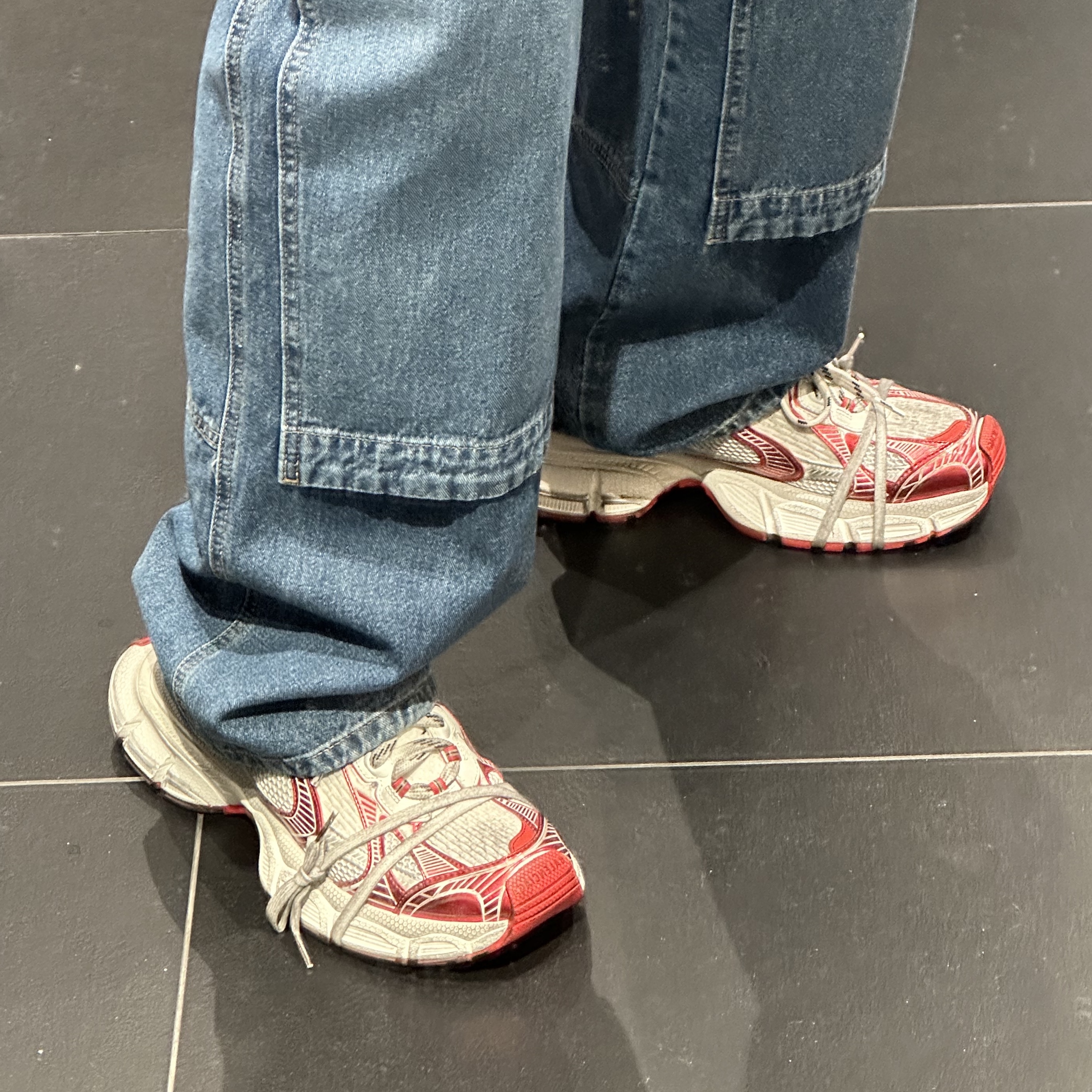 Balenciaga 3XL Sneakers White Red 착용 스타일 - 2