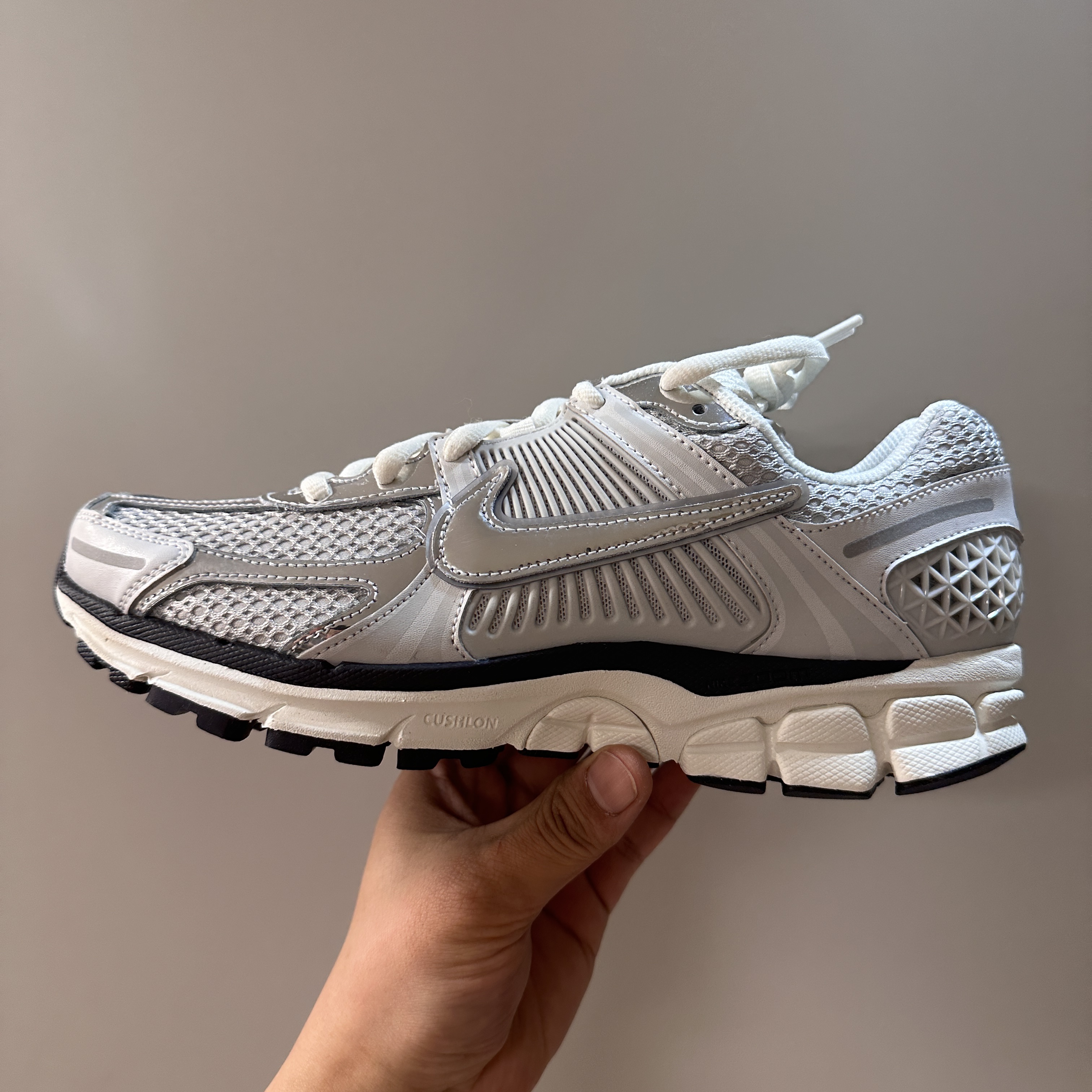 (W) Nike Zoom Vomero 5 Photon Dust and Metallic Silver 착용 스타일 - 1