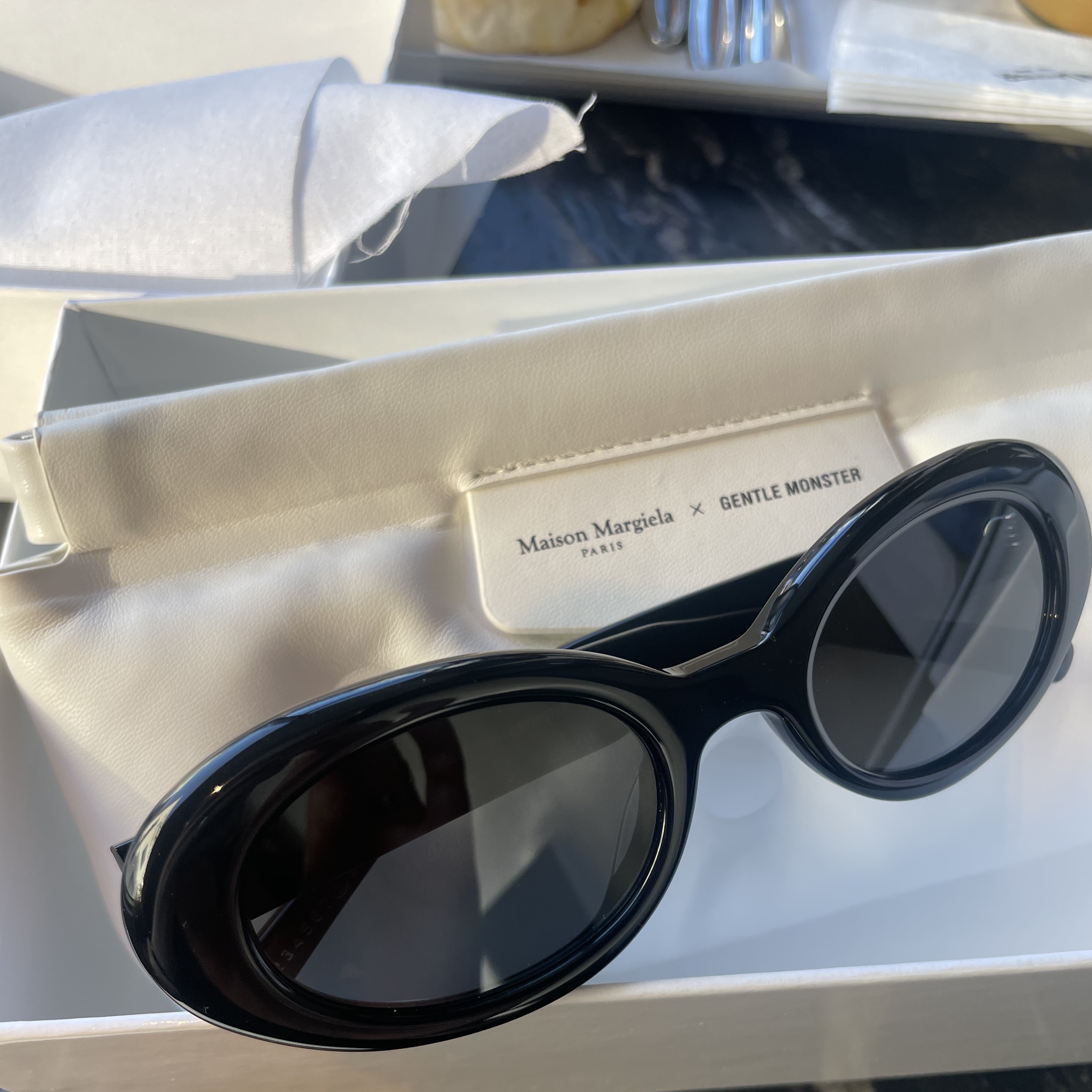 Gentle Monster x Maison Margiela MM005 Grey Black, Arc'teryx Heliad 15 Backpack Black 착용 스타일 - 3