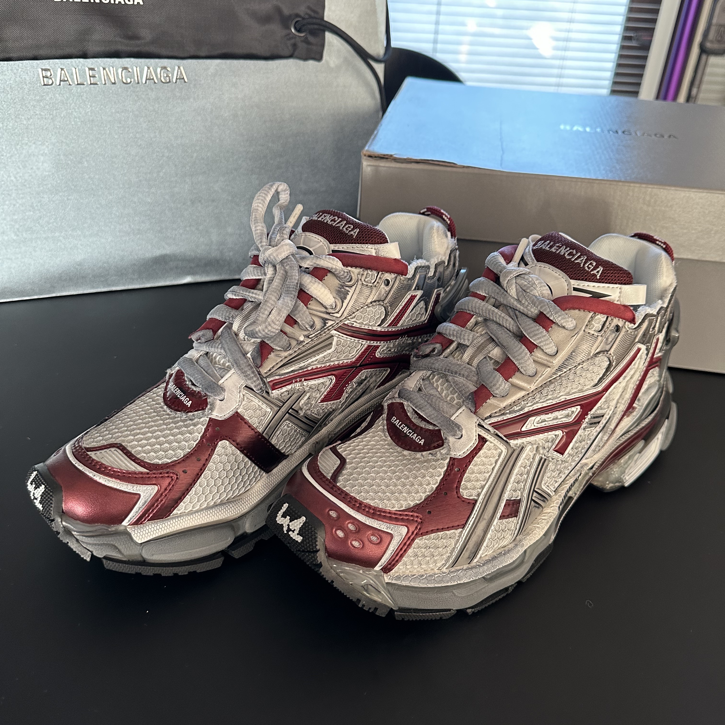 Balenciaga Runner Sneakers Grey Burgundy 착용 스타일 - 5