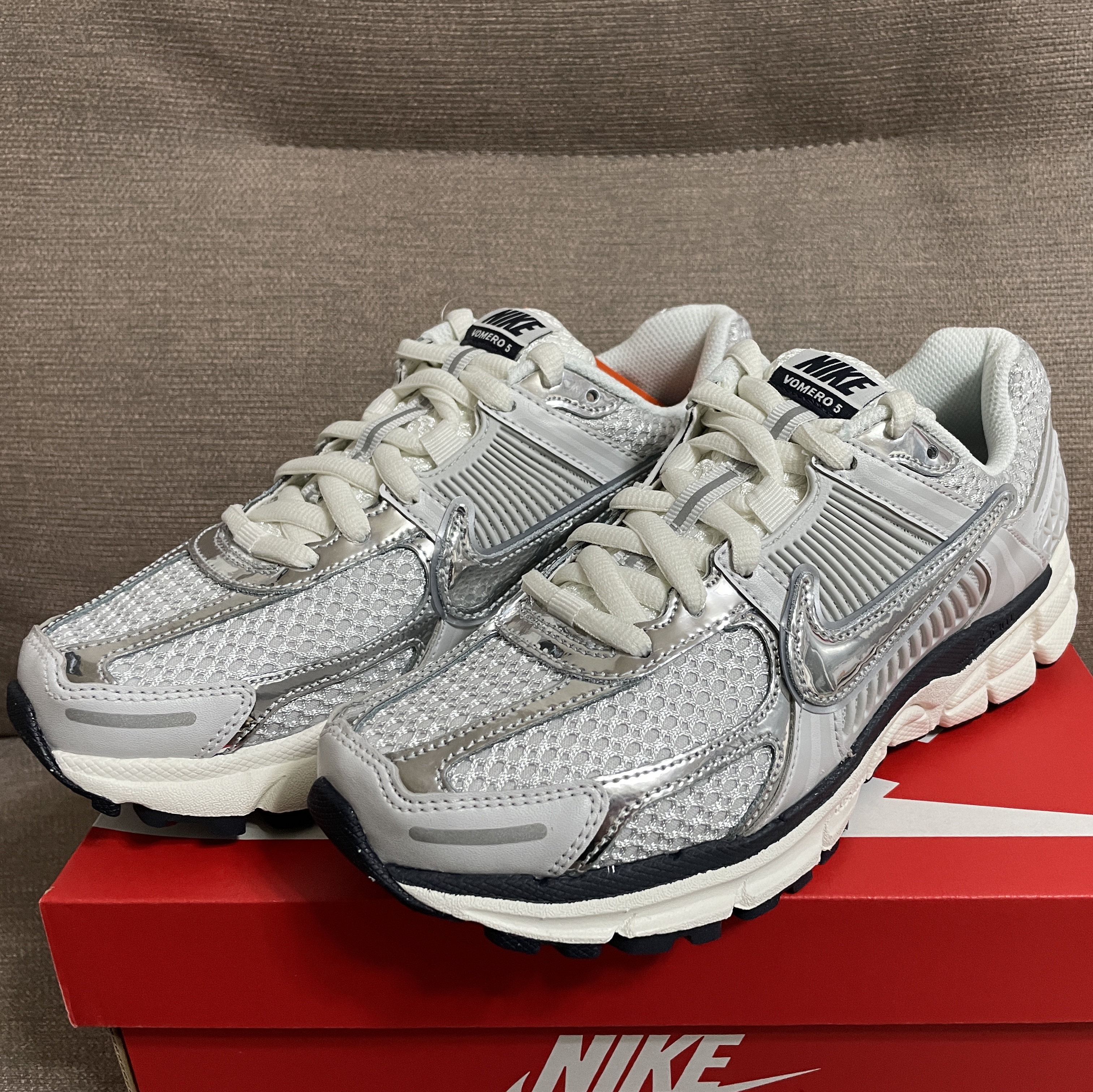 (W) Nike Zoom Vomero 5 Photon Dust and Metallic Silver 착용 스타일