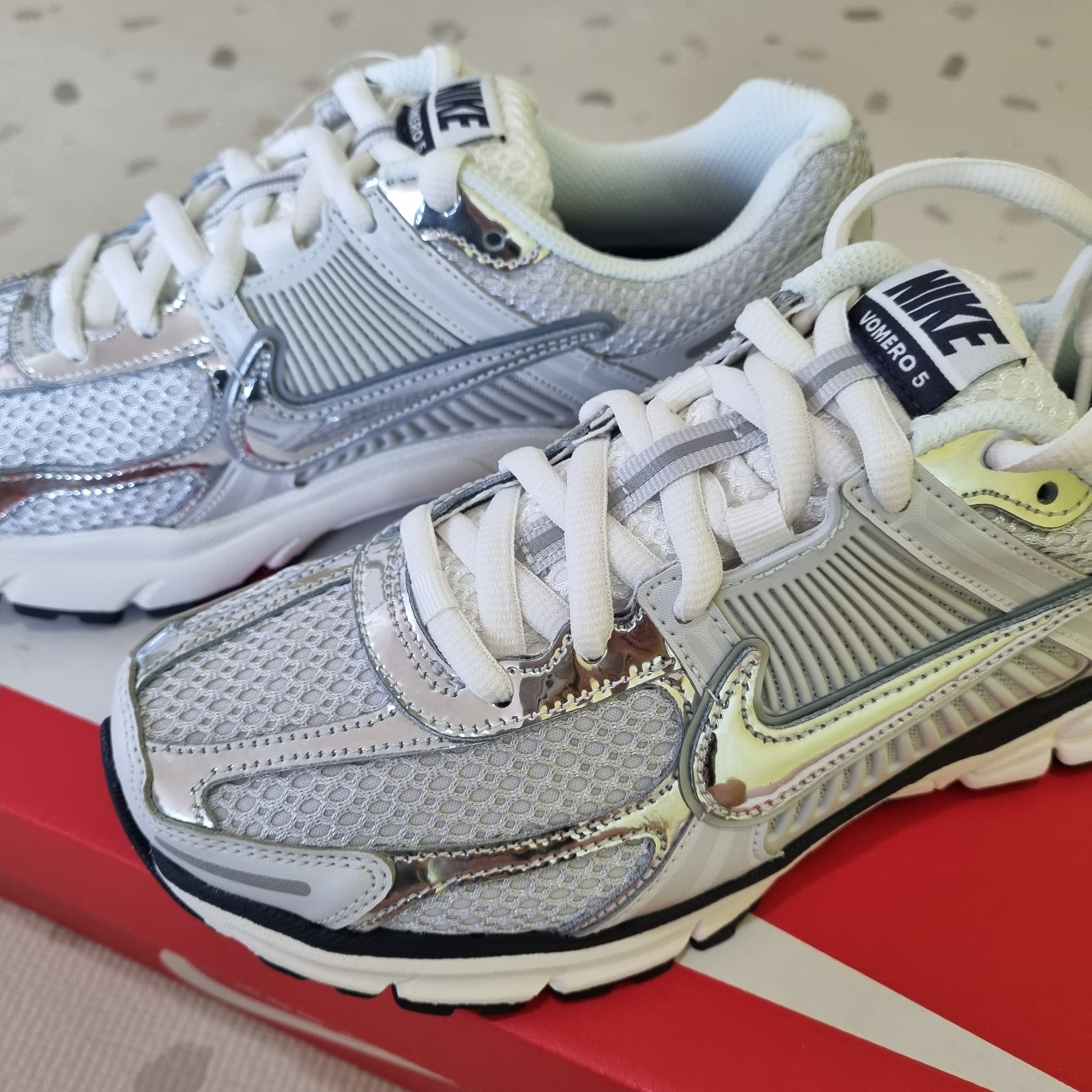(W) Nike Zoom Vomero 5 Photon Dust and Metallic Silver 착용 스타일 - 1