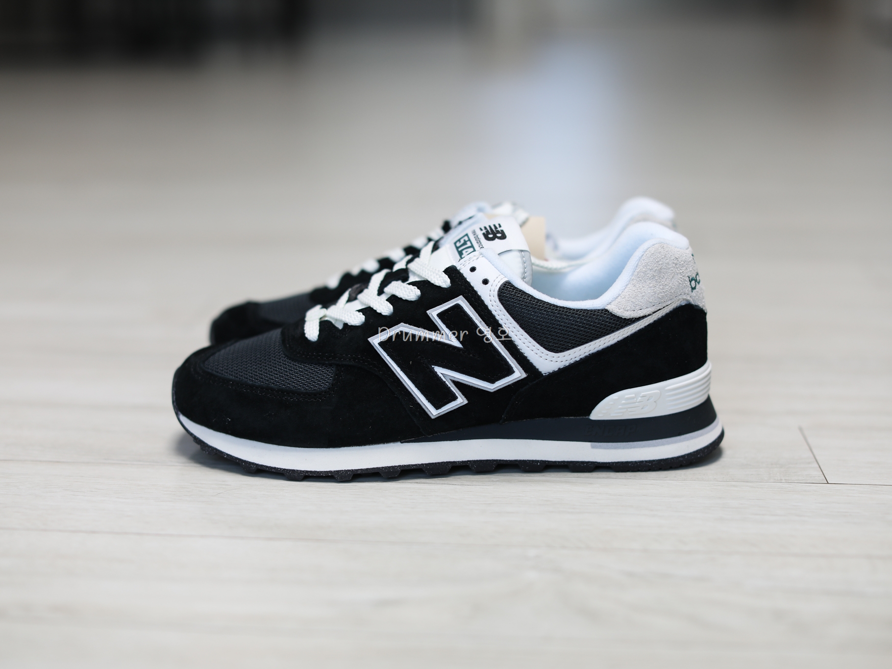New Balance 574 Kodachrome Pack Black 착용 스타일 - 1