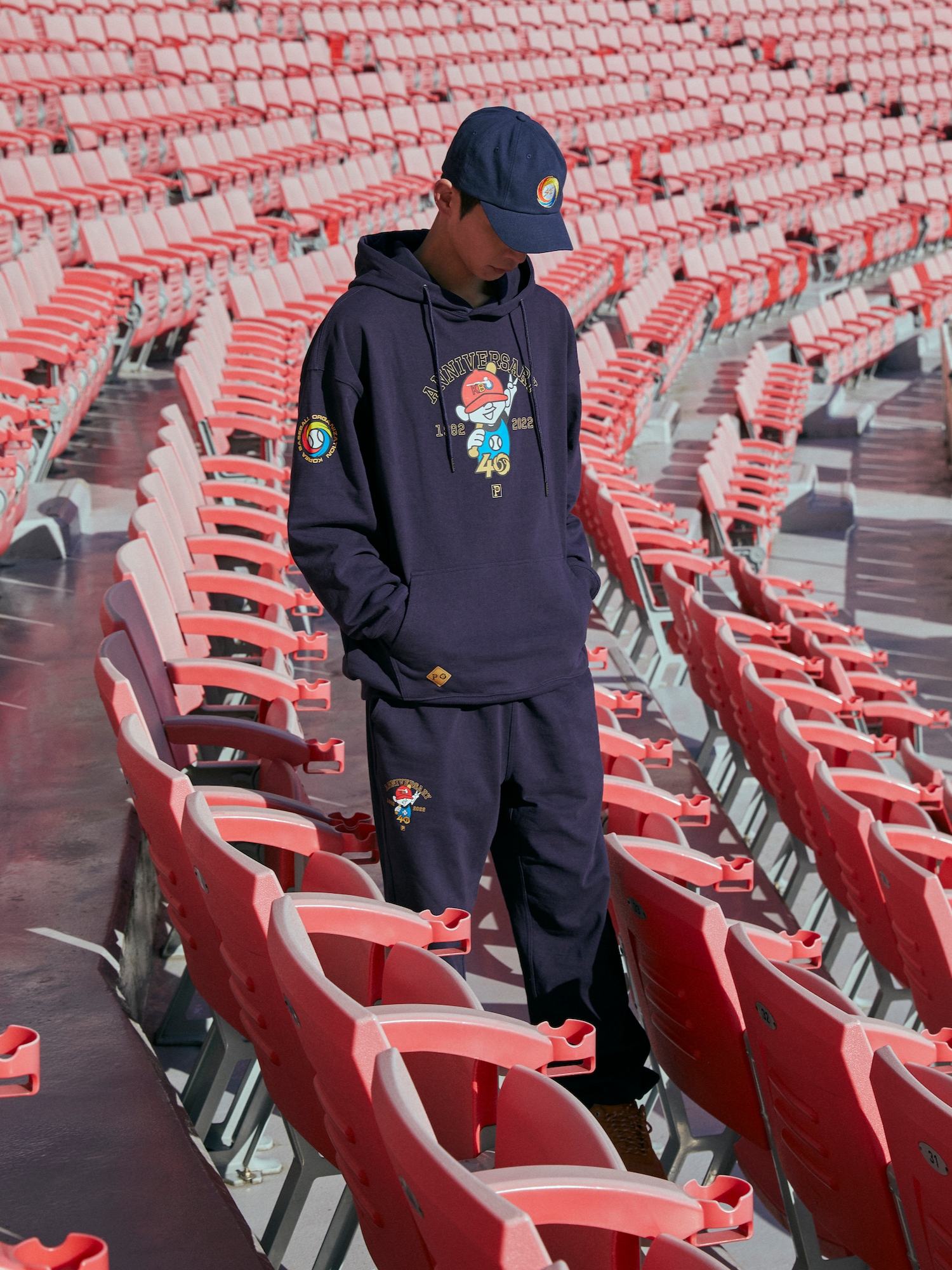 [KREAM 단독] Over The Pitch x KBO The 40th Anniversary Character Logo Regular Fit Hoodie Navy, [KREAM 단독] Over The Pitch x KBO The 40th Anniversary Character Logo Sweatpants Navy 착용 스타일