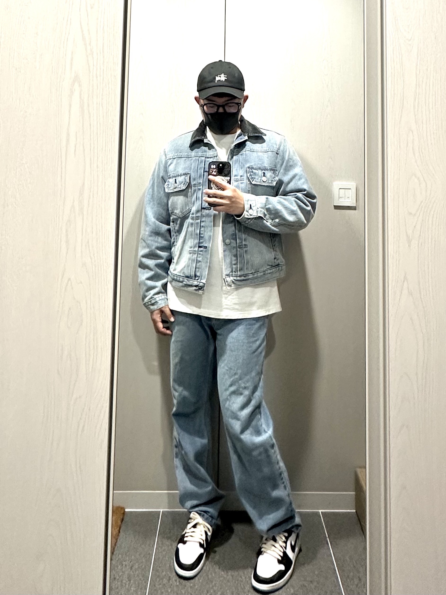 Stussy x Levi's Embossed Trucker Jacket Indigo, (W) Jordan 1 Retro Low OG Black and Dark Powder Blue 착용 스타일
