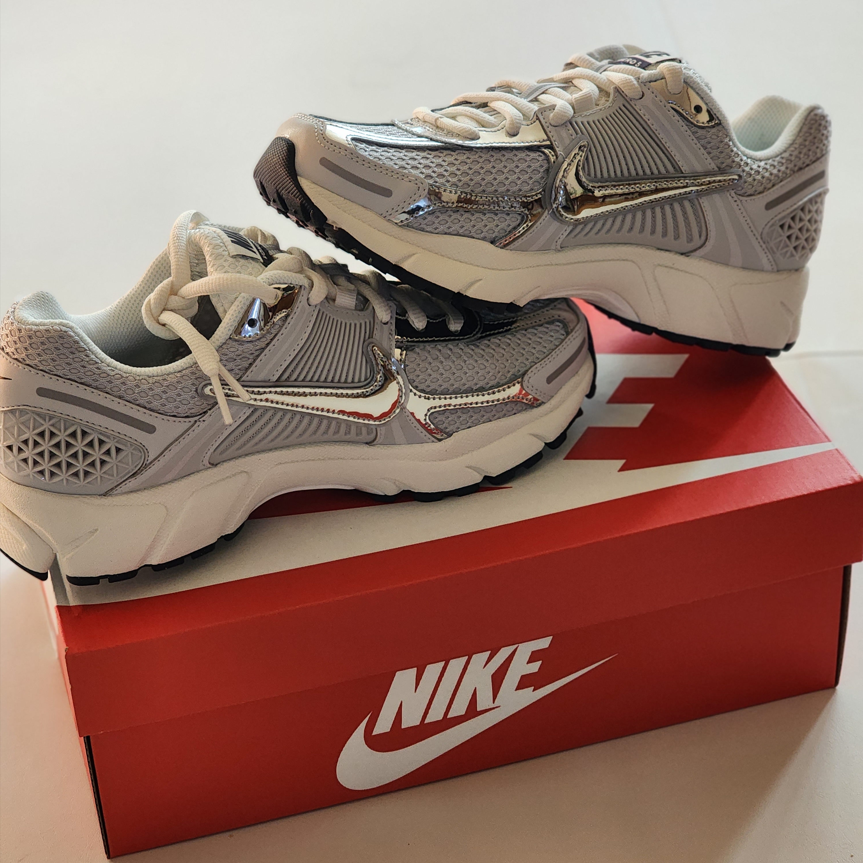 (W) Nike Zoom Vomero 5 Photon Dust and Metallic Silver 착용 스타일 - 1