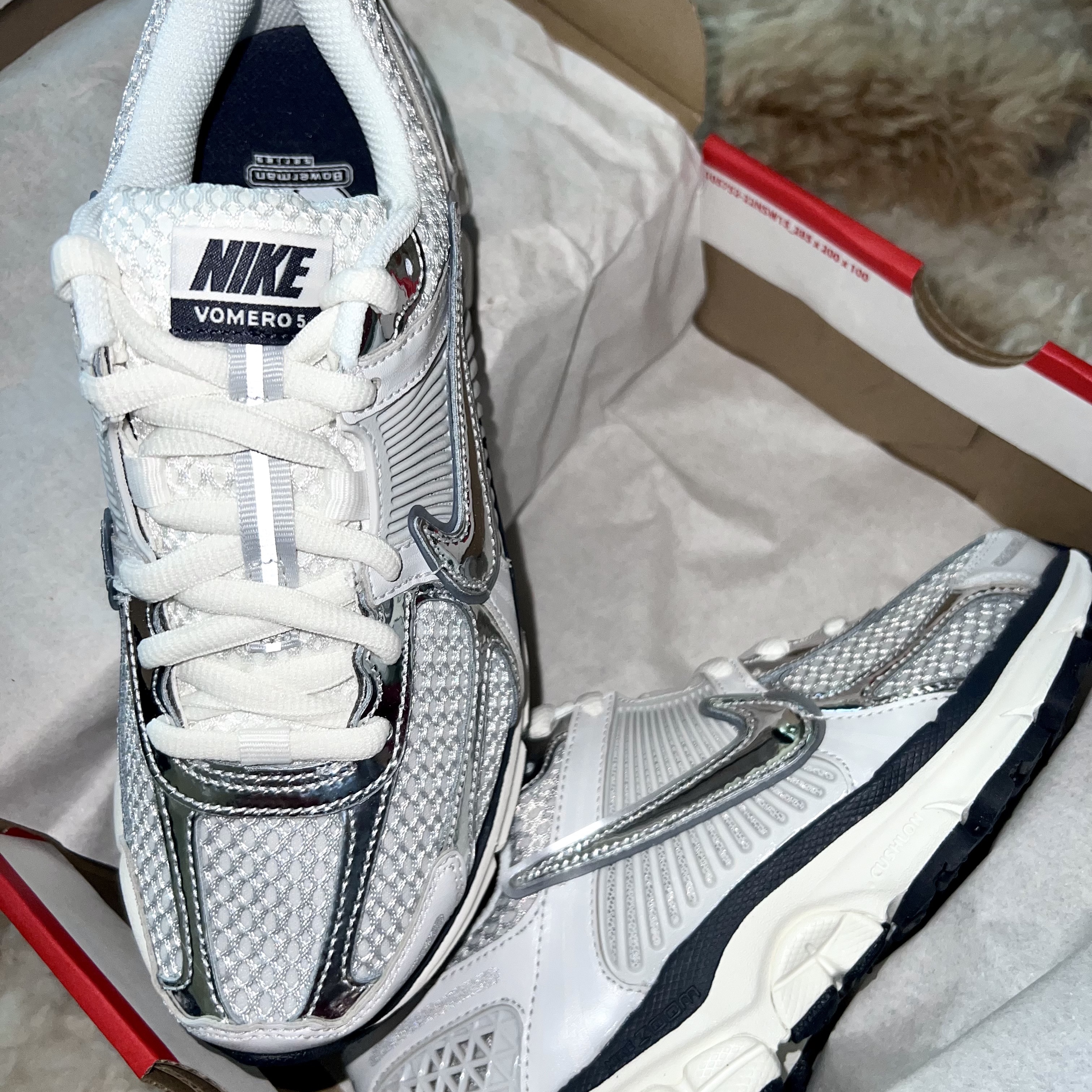 (W) Nike Zoom Vomero 5 Photon Dust and Metallic Silver 착용 스타일 - 2
