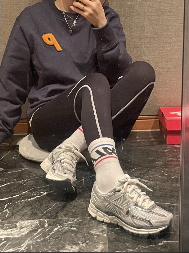 Palace Fleece Tri-Ferg Crew Navy - 23SS, (W) Nike Zoom Vomero 5 Photon Dust and Metallic Silver 착용 스타일 - 4