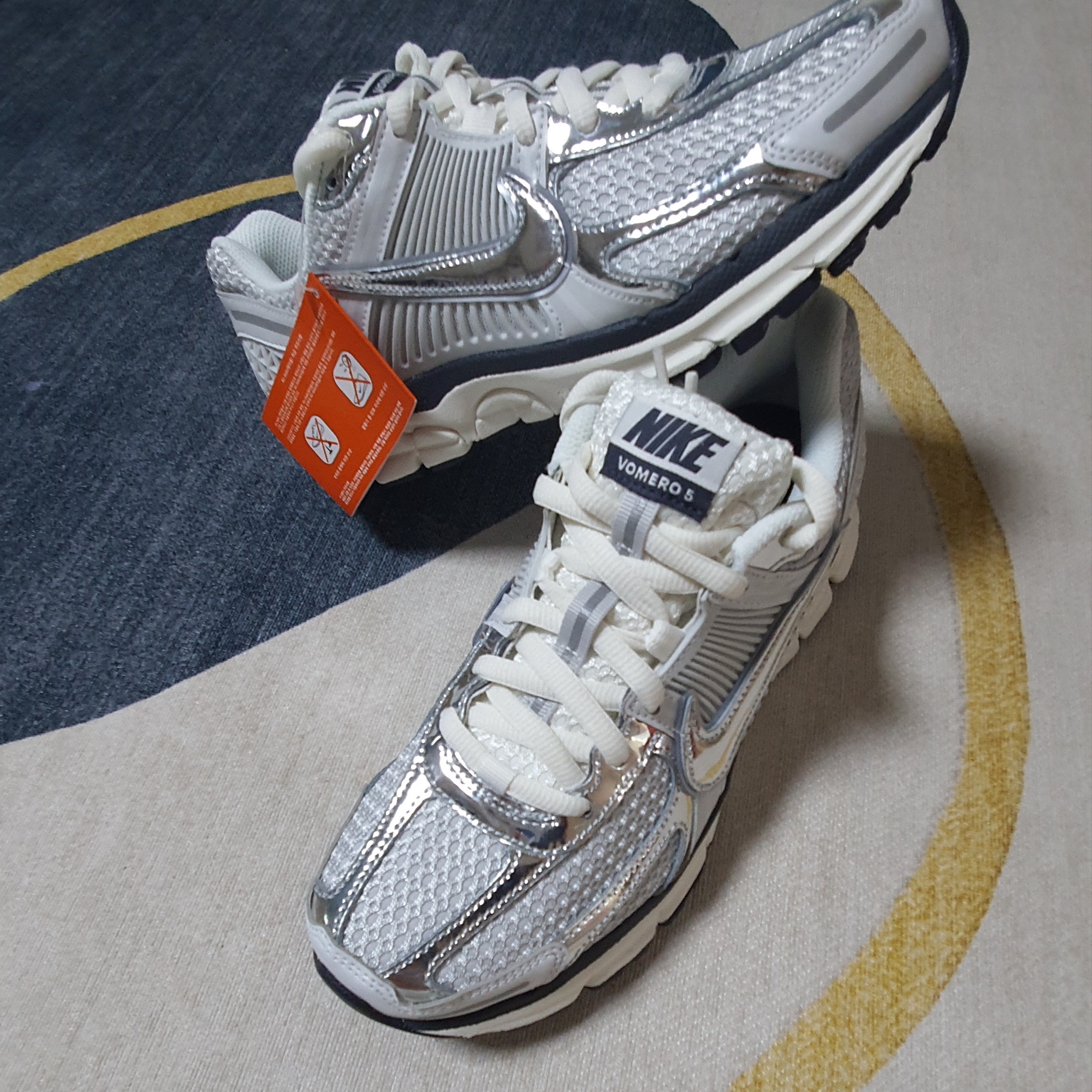 (W) Nike Zoom Vomero 5 Photon Dust and Metallic Silver 착용 스타일 - 1