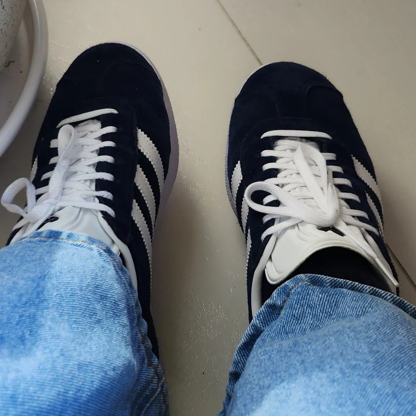 Adidas Gazelle Collegiate Navy 착용 스타일