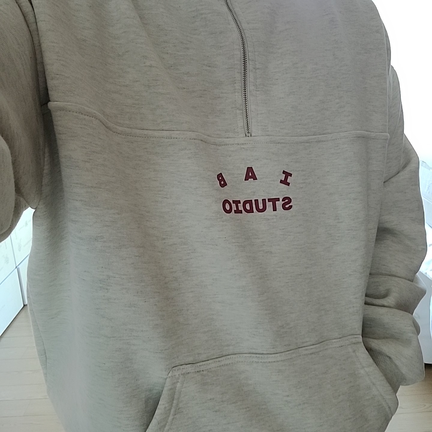 IAB Studio Half Zip-Up Oatmeal Burgundy 착용 스타일