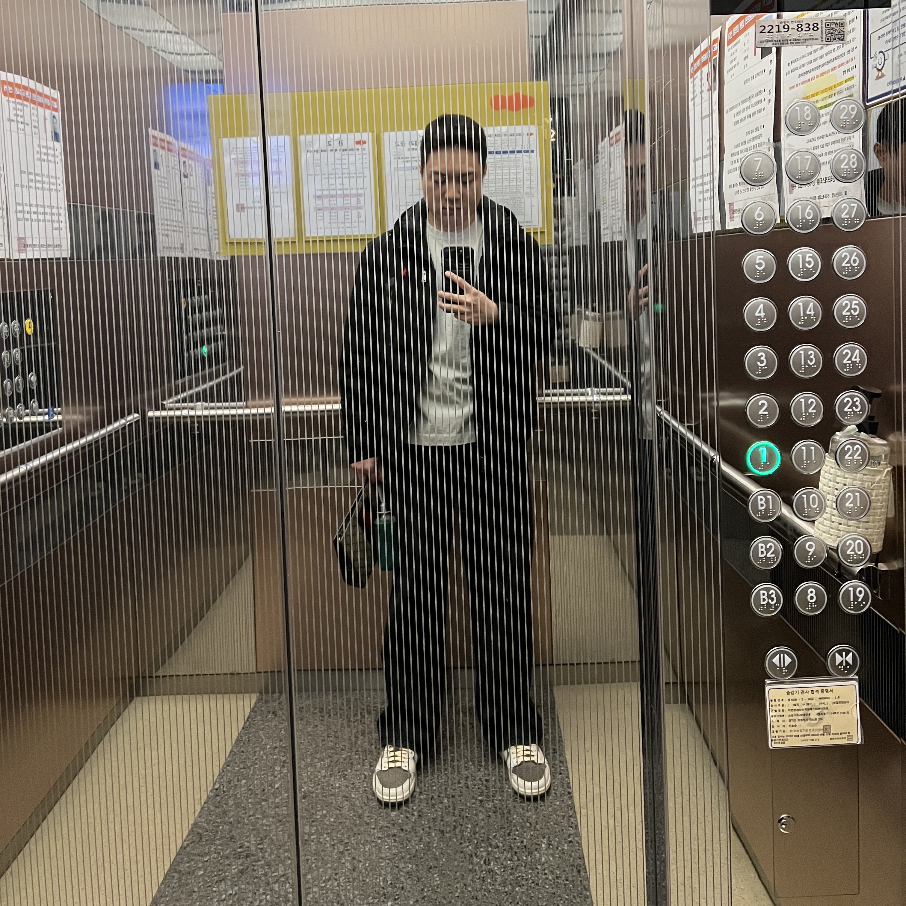 Jordan 1 x Travis Scott Retro Low OG SP Sail and Ridgerock, Gucci GG Supreme Web Pouch Beige Ebony 착용 스타일