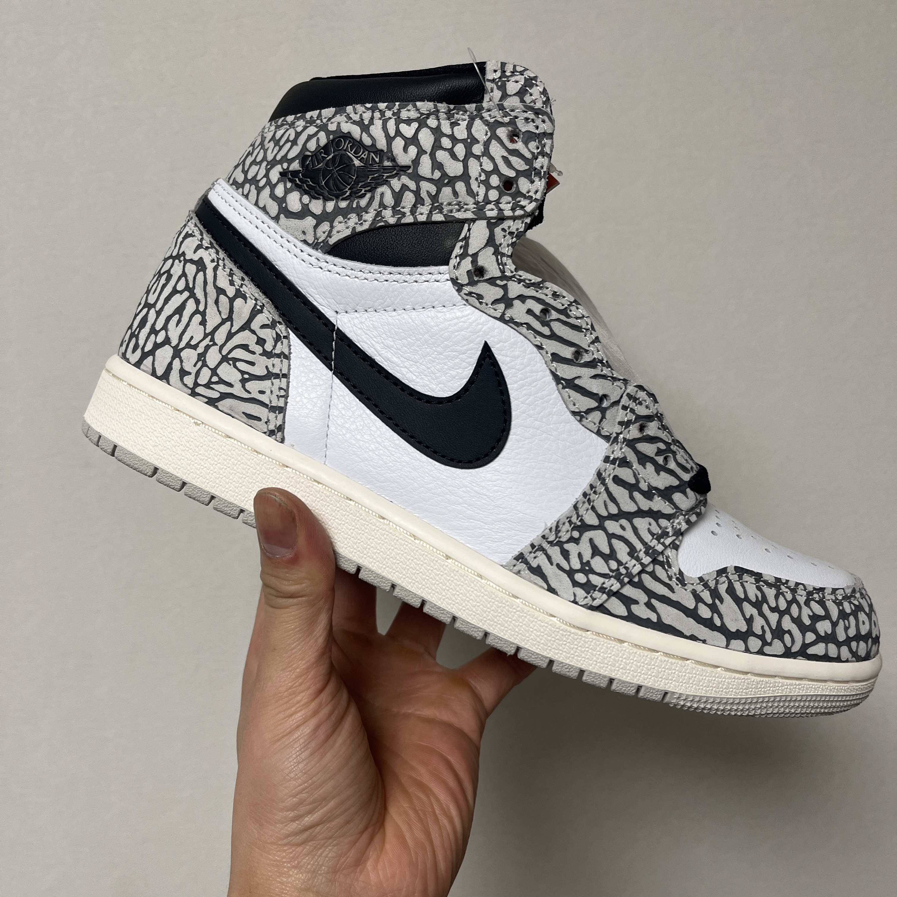Jordan 1 Retro High OG White Cement 착용 스타일 - 3