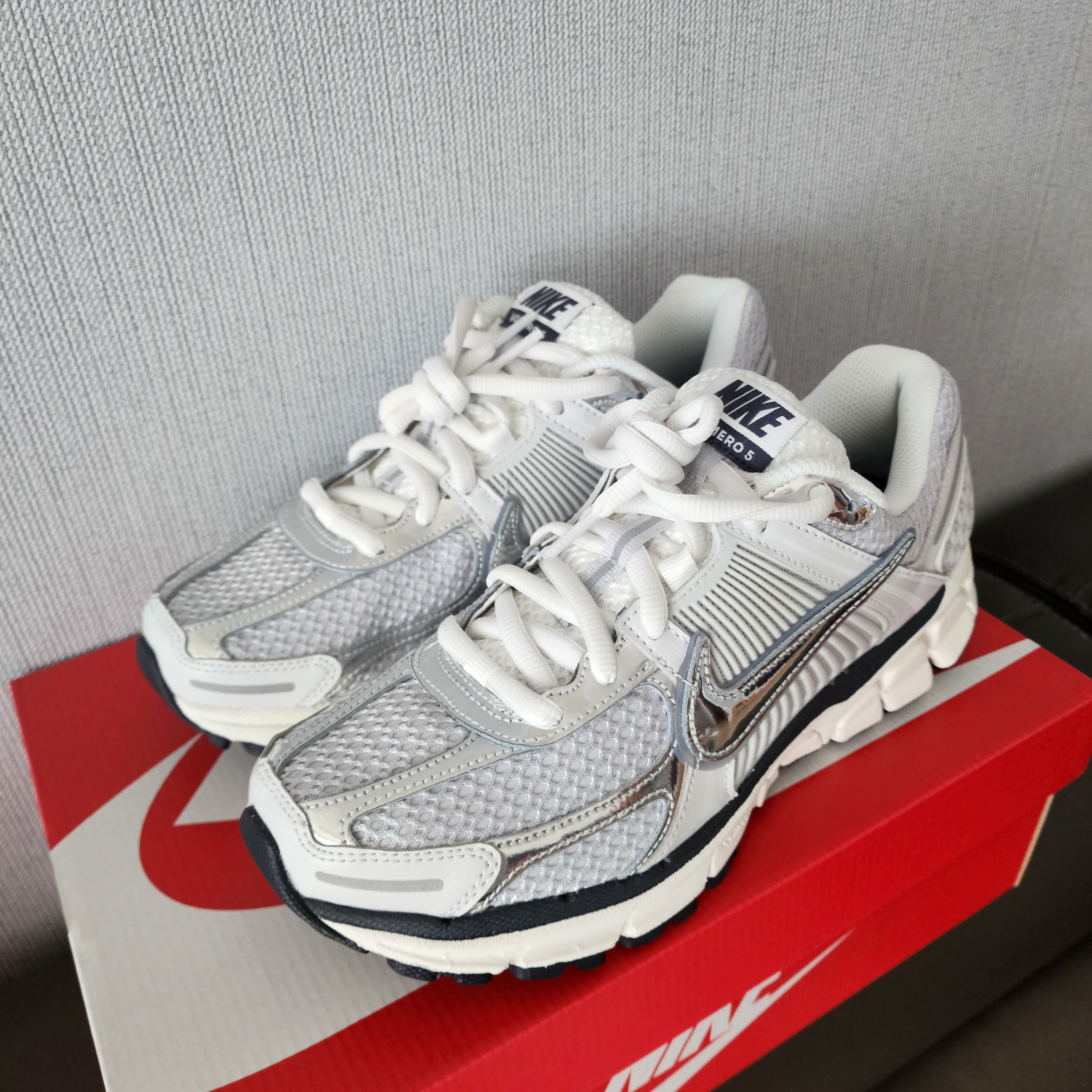 (W) Nike Zoom Vomero 5 Photon Dust and Metallic Silver 착용 스타일 - 2