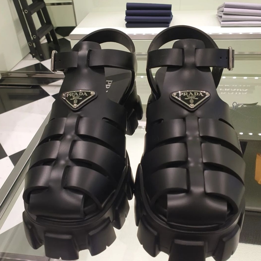 Prada Rubber Sandal Black 착용 스타일